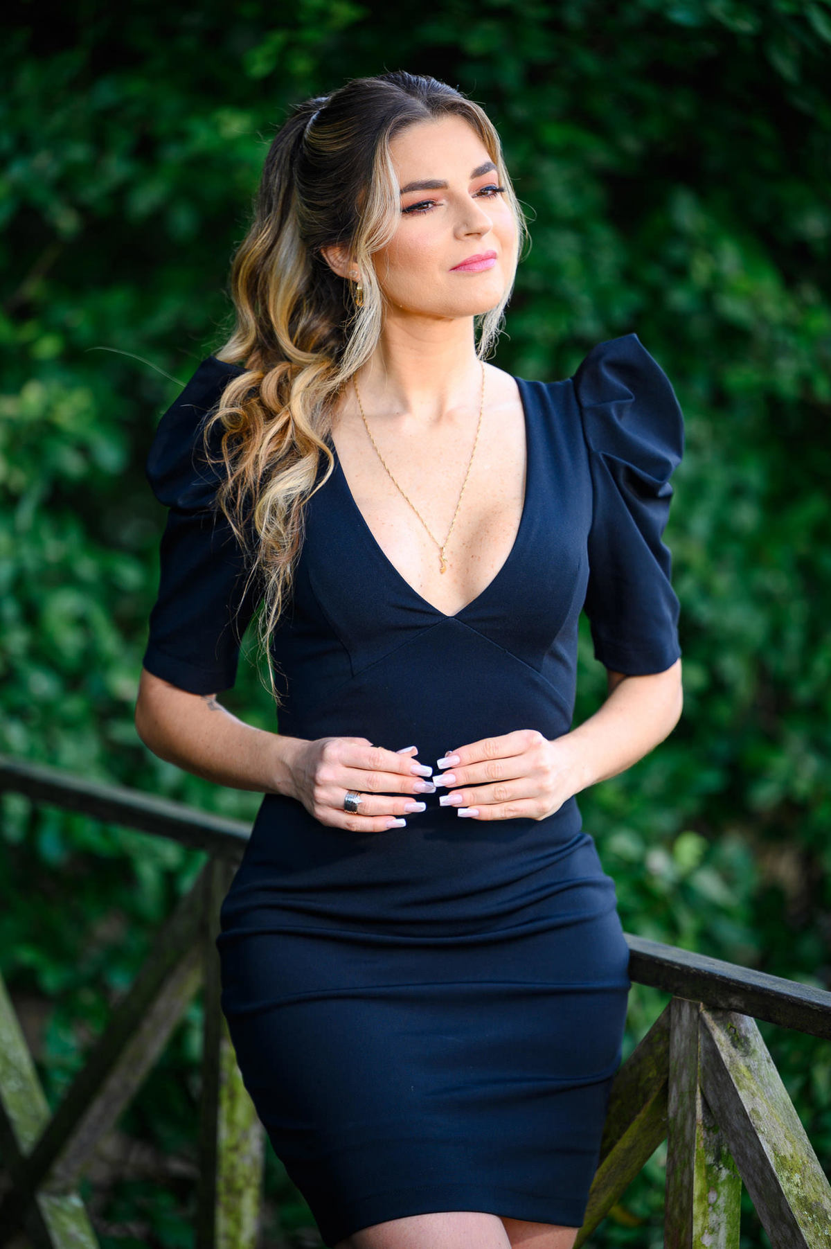 Fotografia de posicionamento profissional feminino com fundo verde em Balneário Camboriú