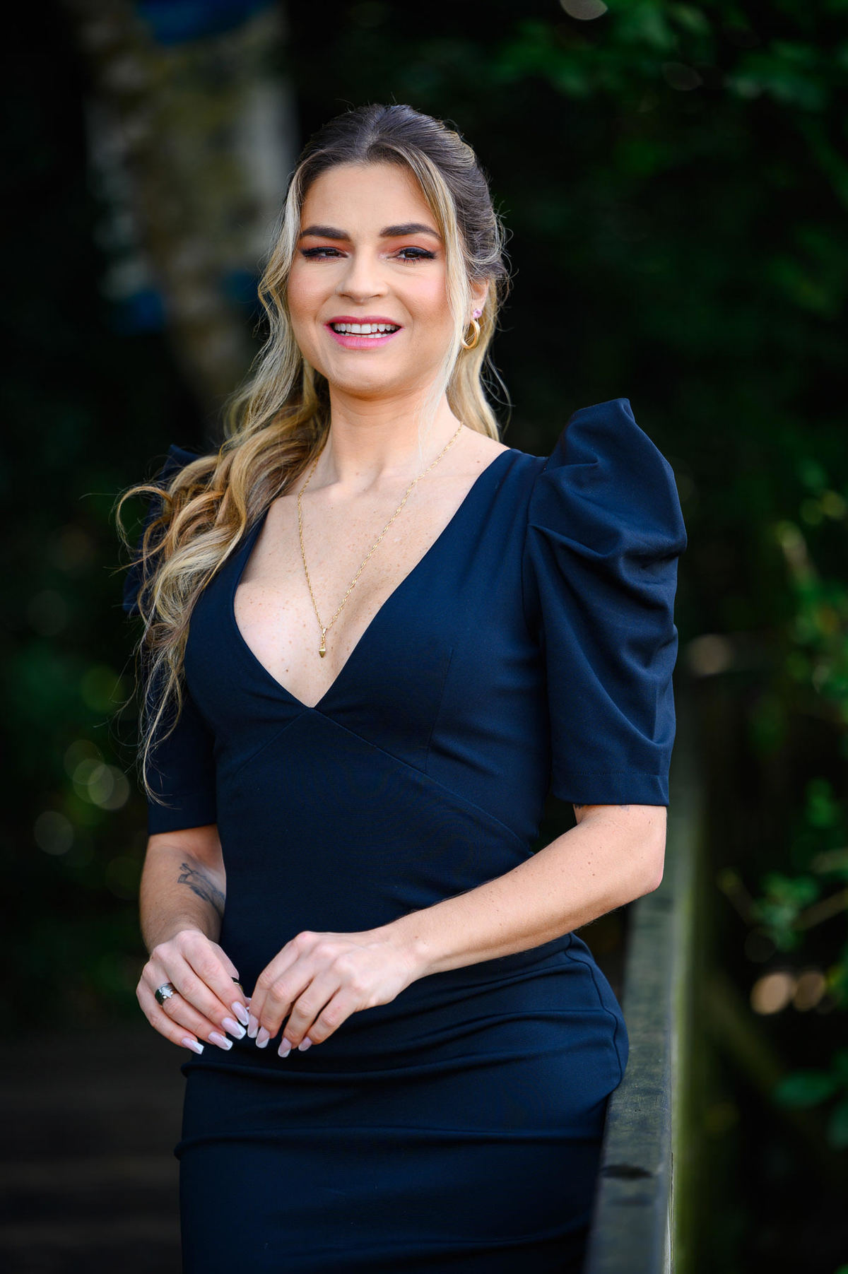 Retrato corporativo feminino em ambiente natural para marca pessoal em Balneário Camboriú