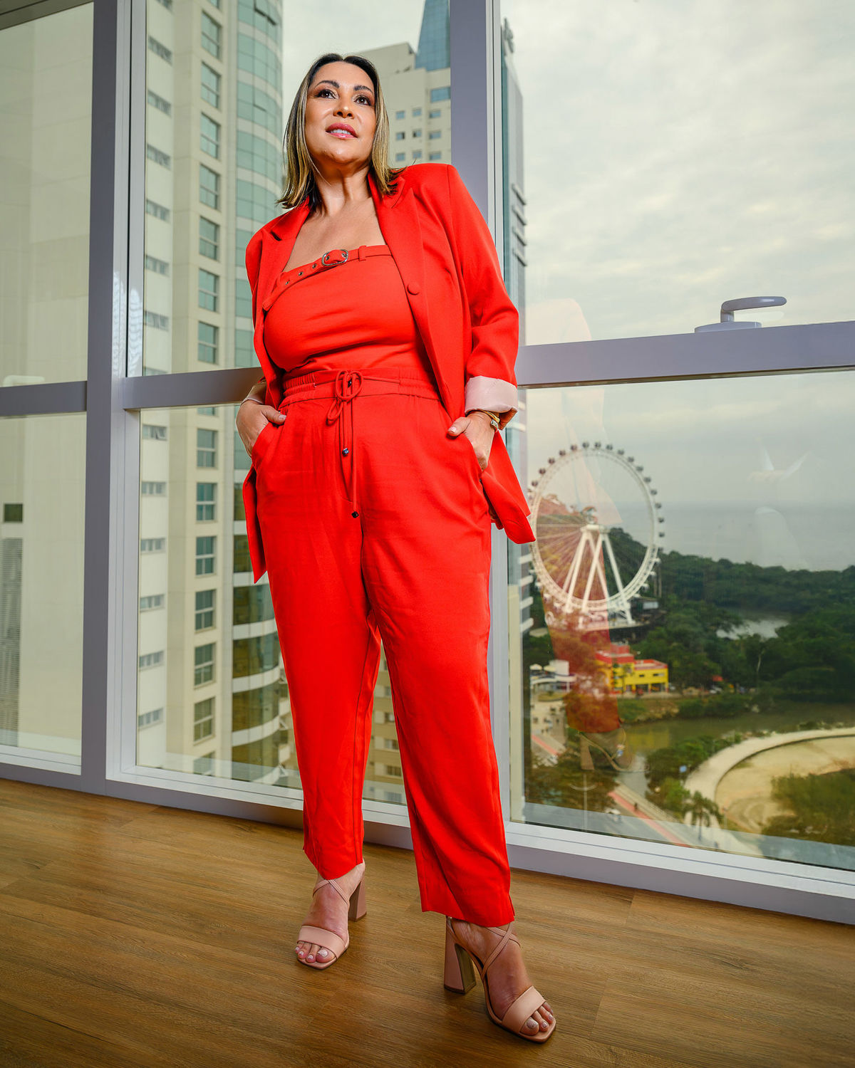 Retrato corporativo para posicionamento profissional no mercado imobiliário em Balneário Camboriú, com vista urbana ao fundo.