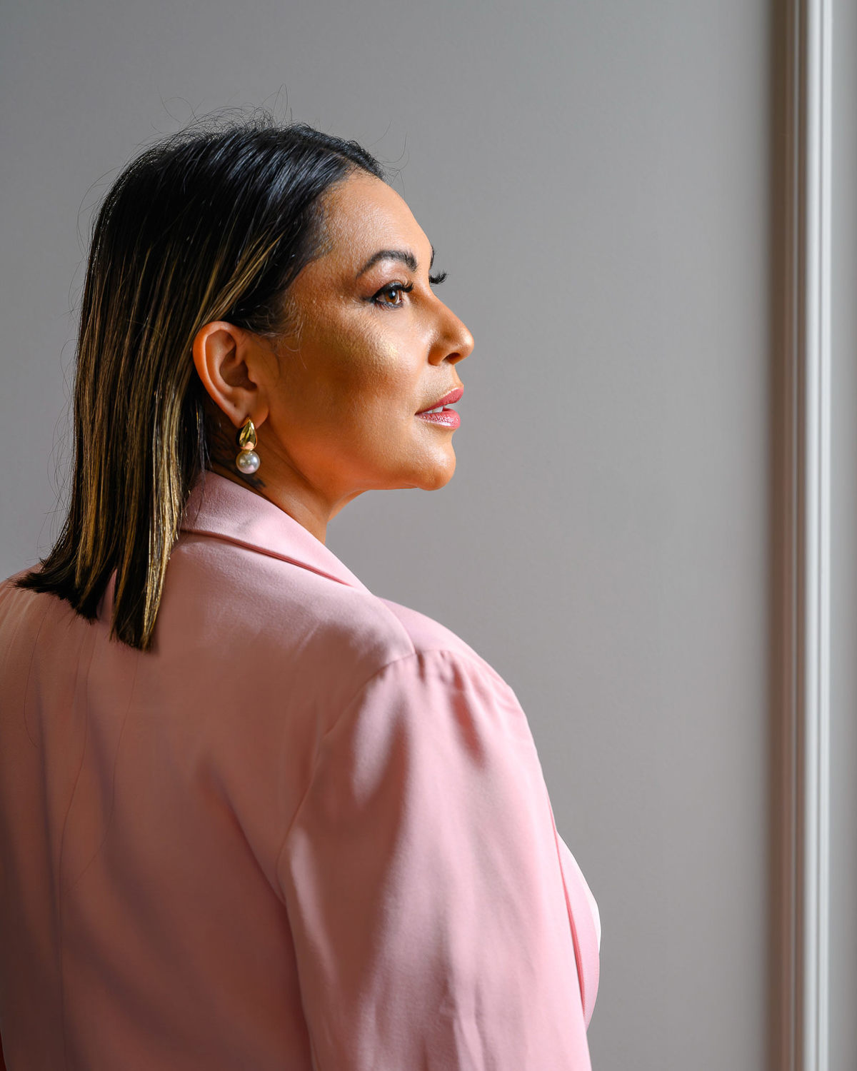Retrato corporativo em apartamento de alto padrão com vista panorâmica e roda-gigante de Balneário Camboriú ao fundo.