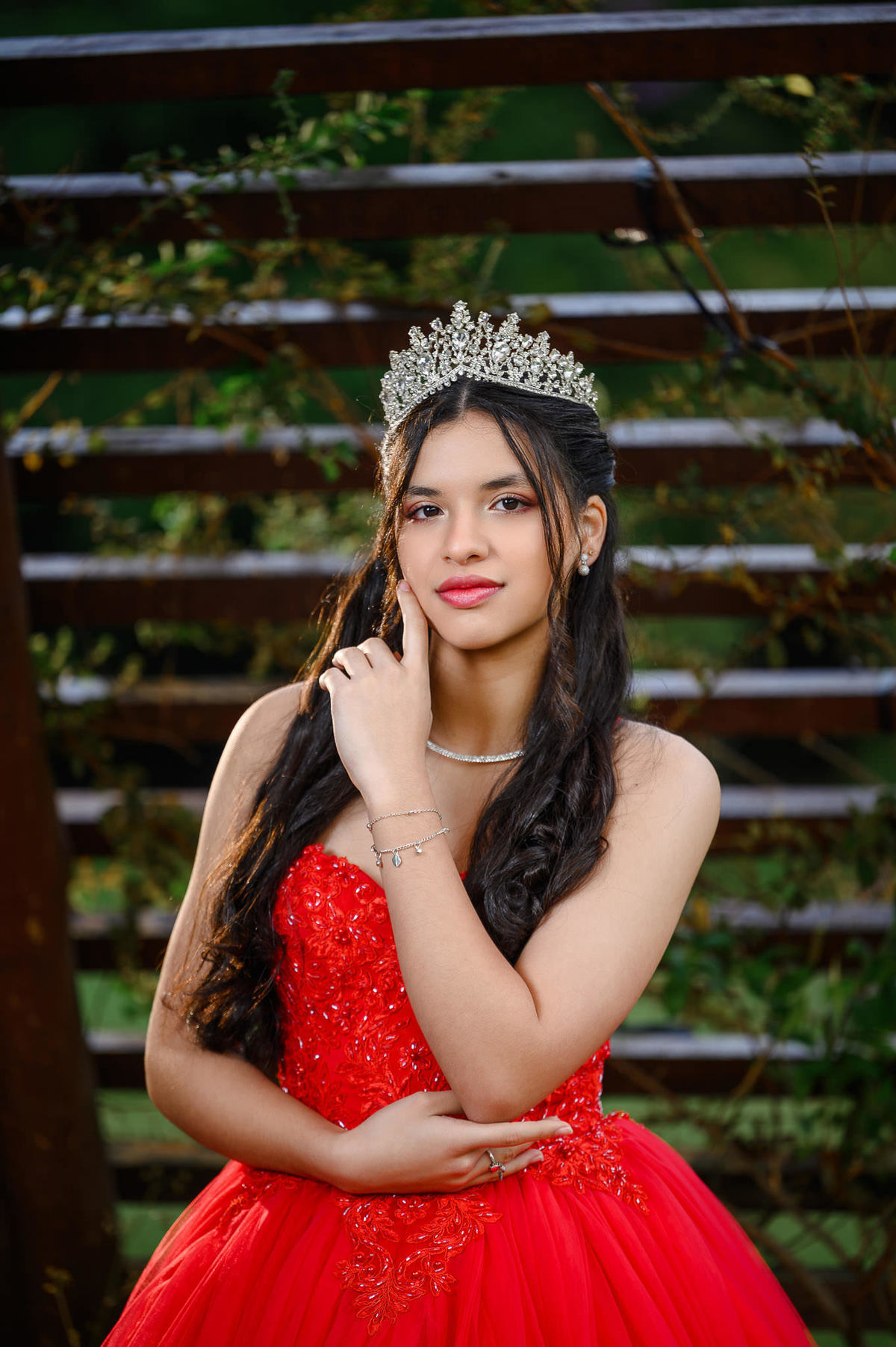 Retrato de debutante durante ensaio de 15 anos no Parque