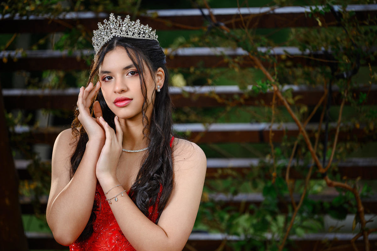 Retrato de debutante durante ensaio de 15 anos no Parque