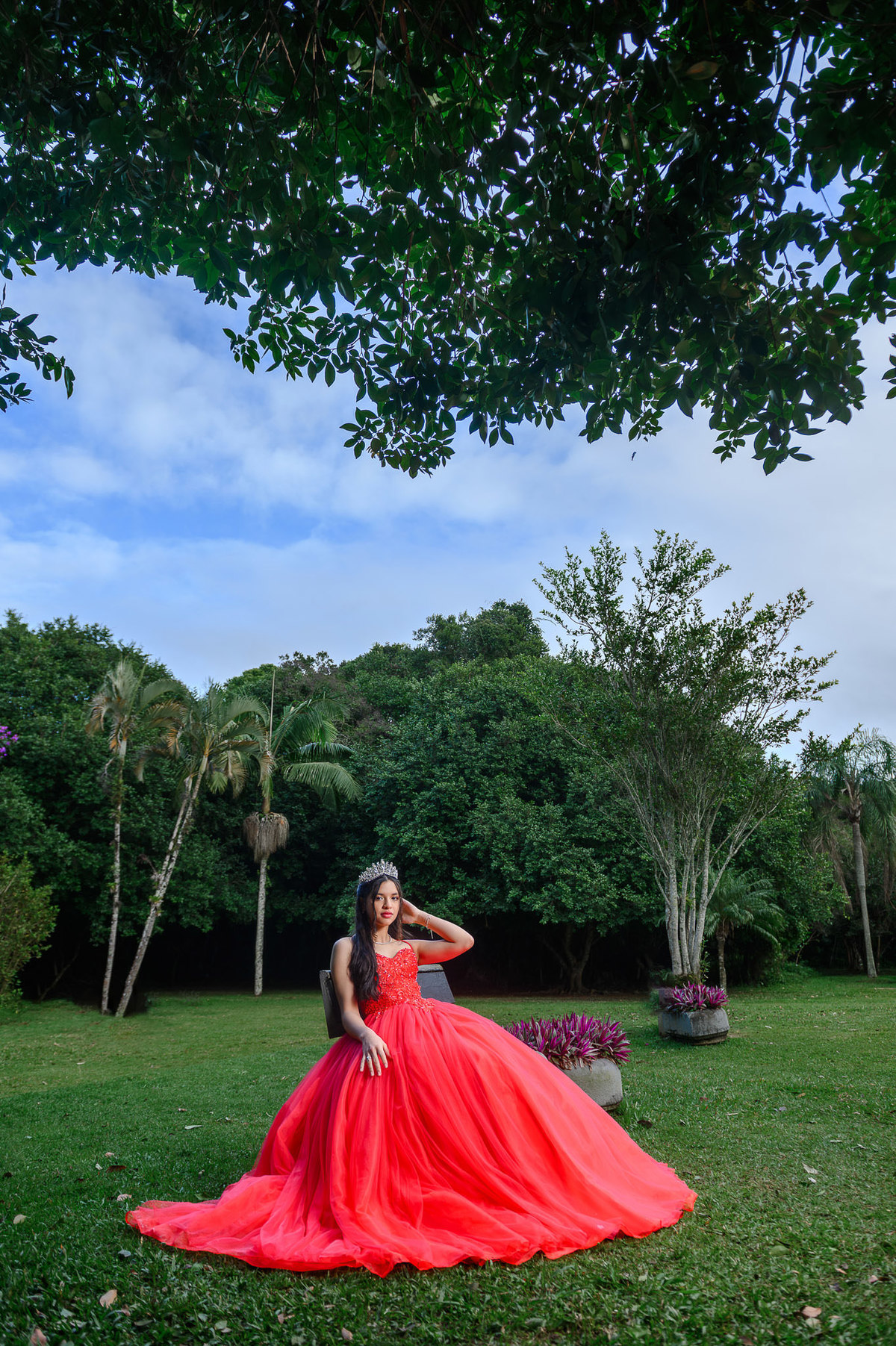 Fotografia de debutante de 15 anos em meio à natureza no Parque Raimundo Malta em Balneário Camboriú SC