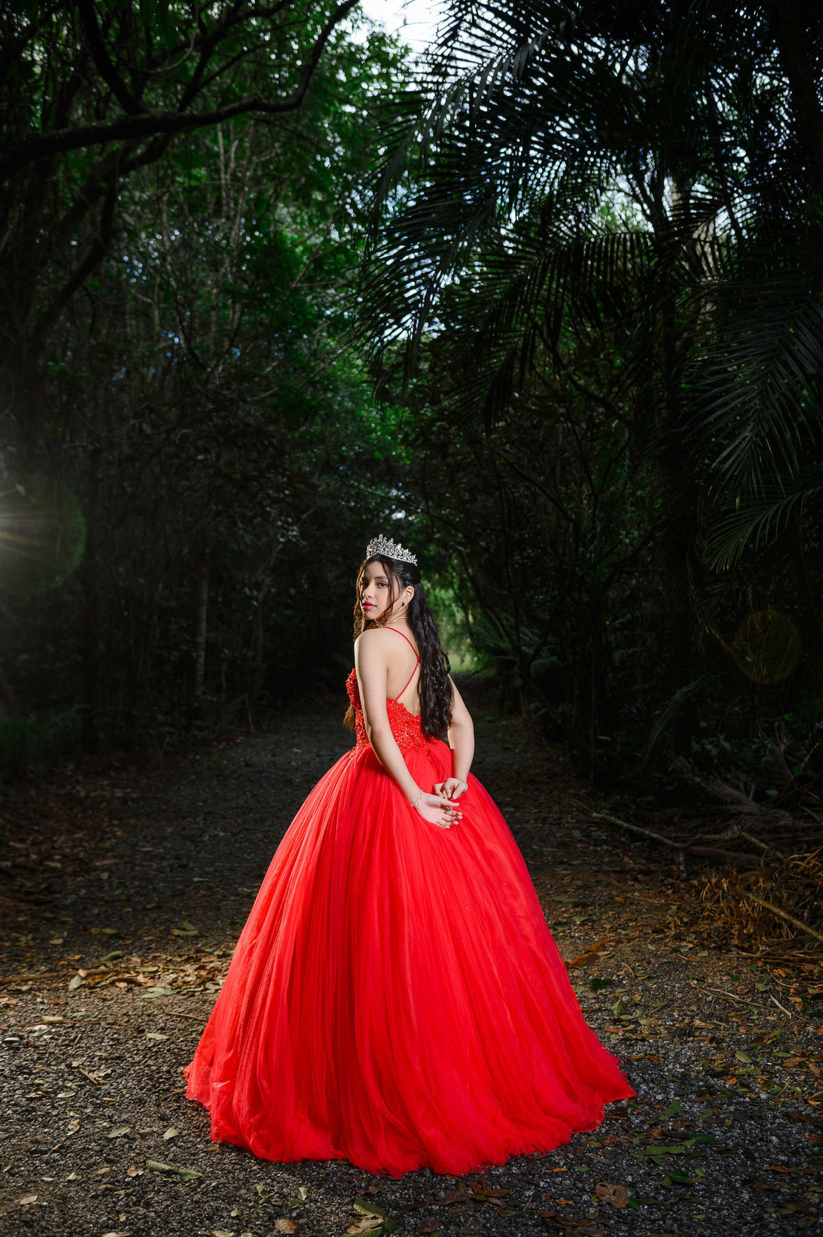 Fotografia de debutante de 15 anos em meio à natureza no Parque Raimundo Malta em Balneário Camboriú SC