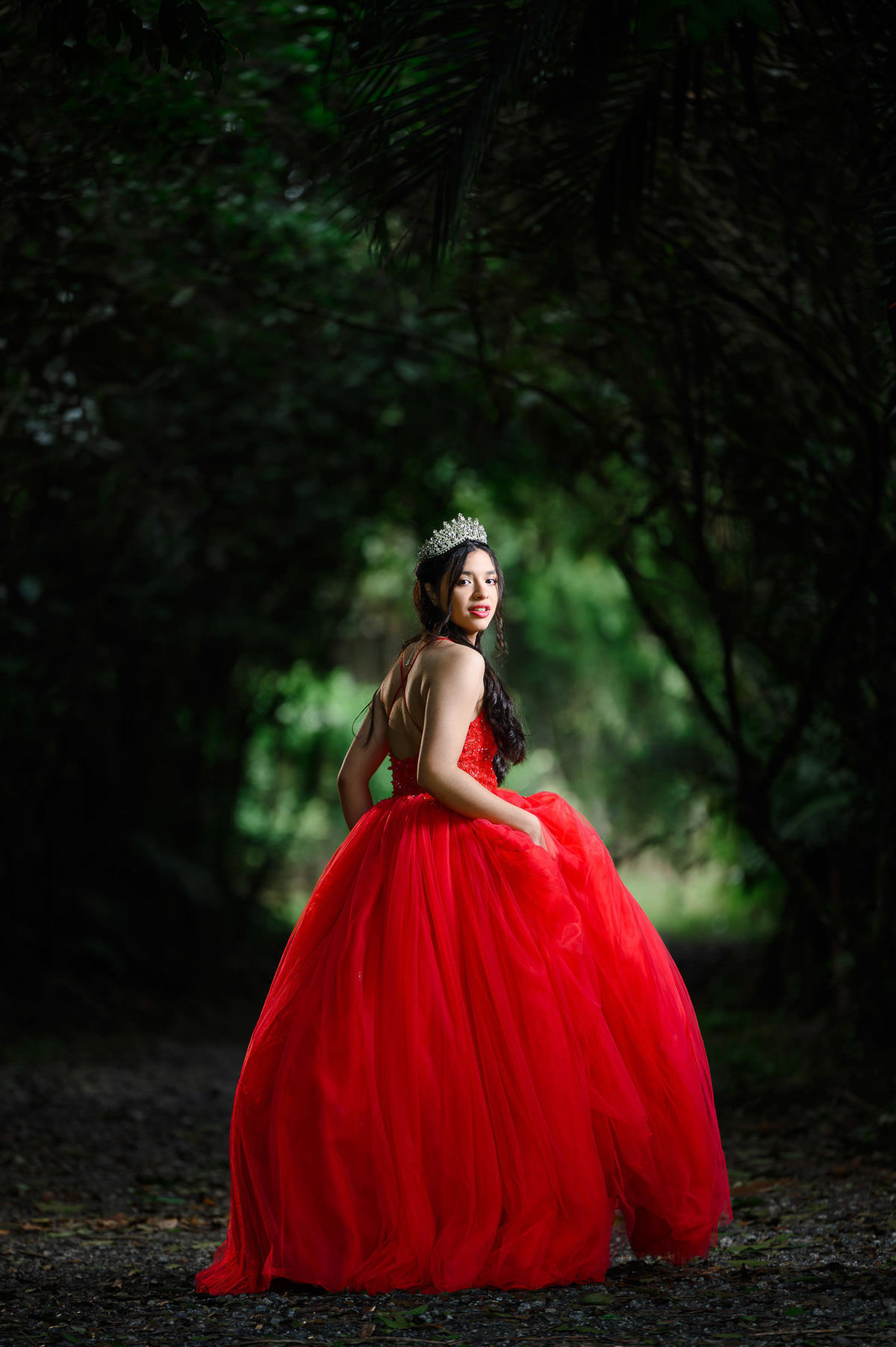 Fotografia de debutante de 15 anos em meio à natureza no Parque Raimundo Malta em Balneário Camboriú SC
