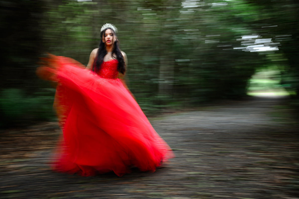 Retrato de debutante durante ensaio de 15 anos no Parque