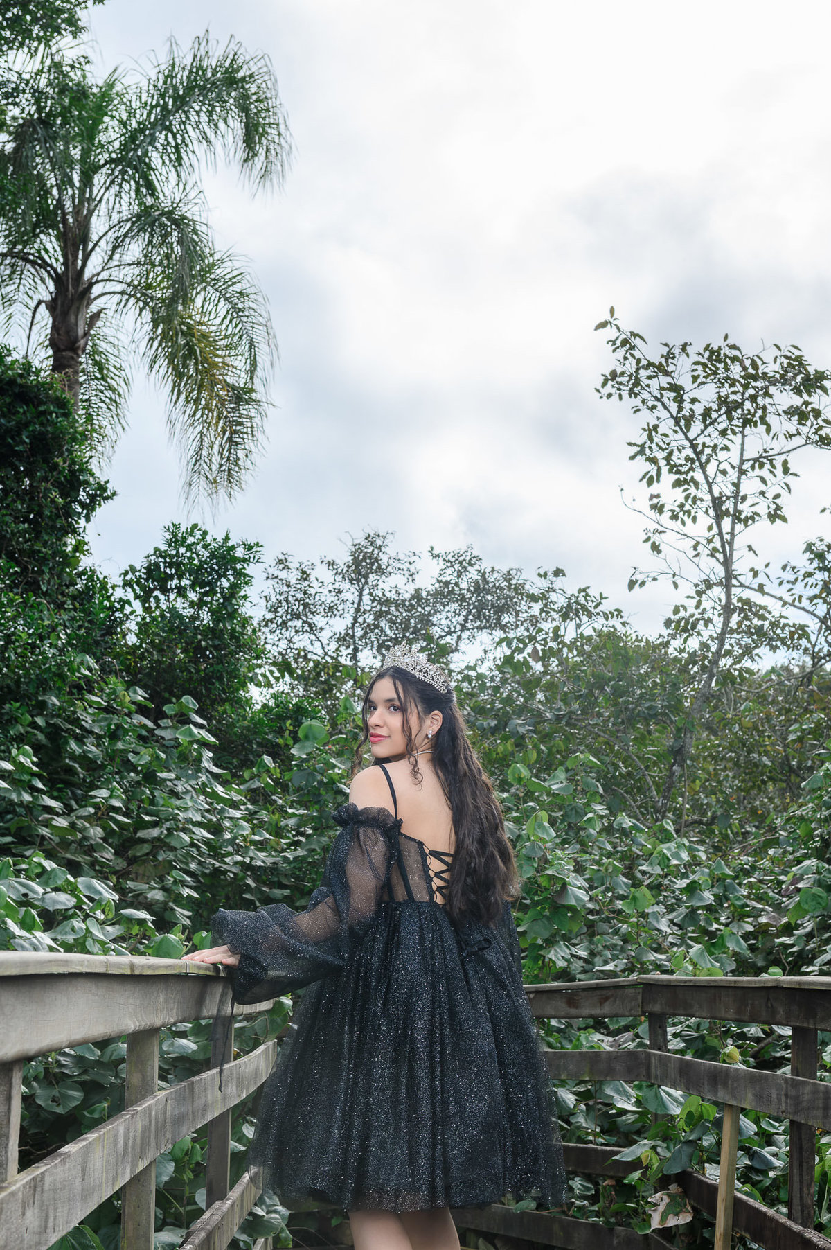 Fotógrafo profissional de 15 anos em Balneário Camboriú registrando debutante em ensaio ao ar livre