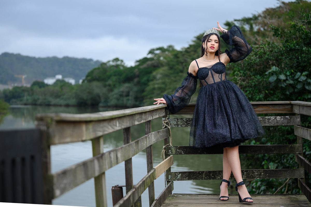 Fotógrafo profissional de 15 anos em Balneário Camboriú registrando debutante em ensaio ao ar livre