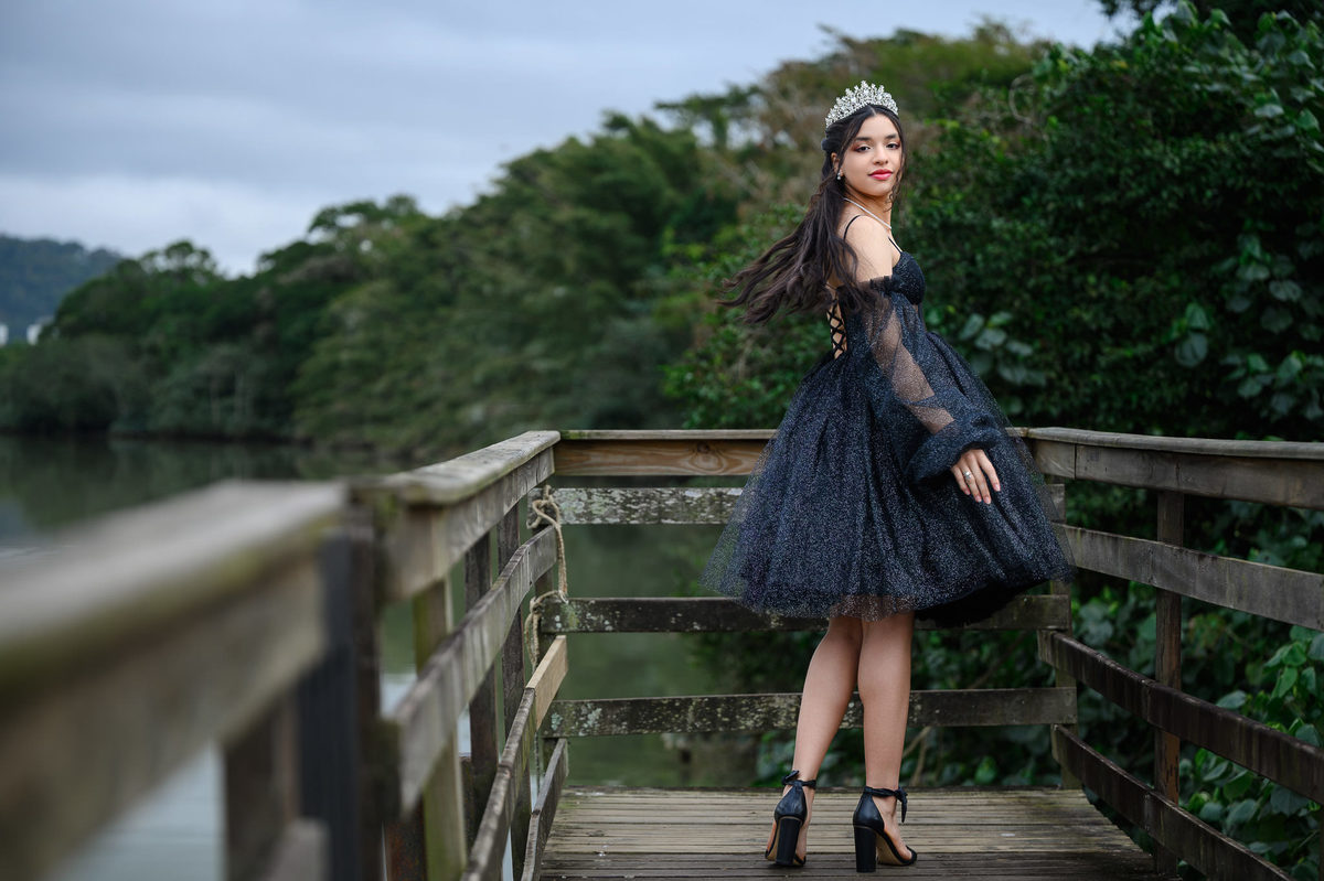 Fotógrafo profissional de 15 anos em Balneário Camboriú registrando debutante em ensaio ao ar livre