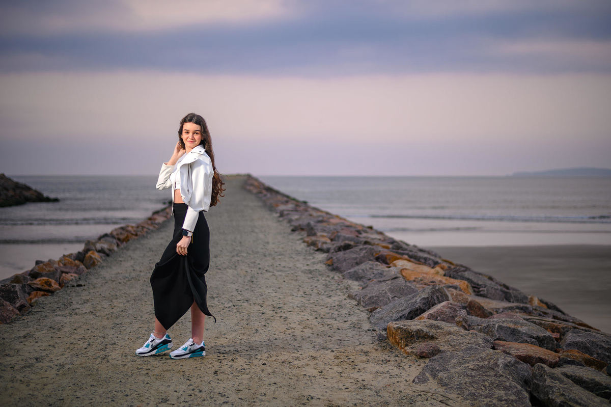 Ensaio debutante em Itapema SC no molhe da praia, fotografia de 15 anos com cenário marítimo