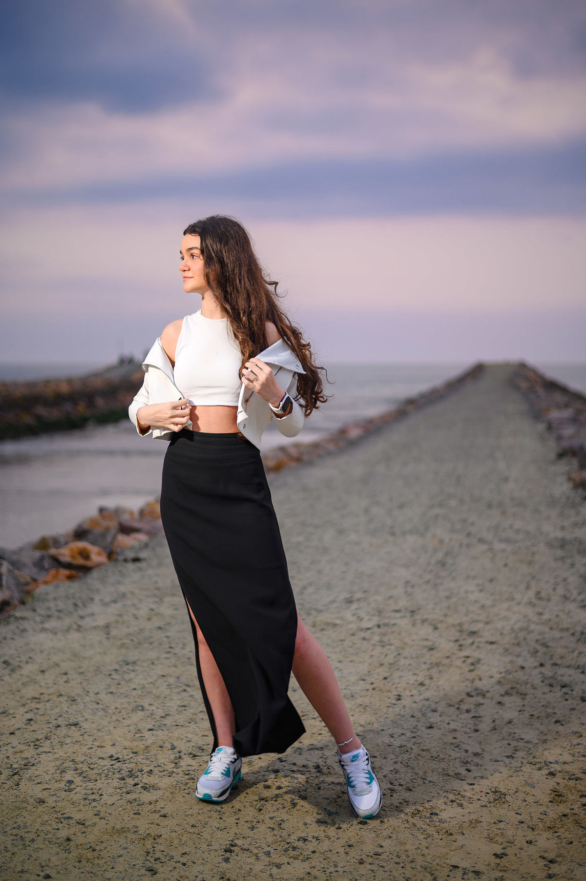 Ensaio debutante em Itapema SC no molhe da praia, fotografia de 15 anos com cenário marítimo