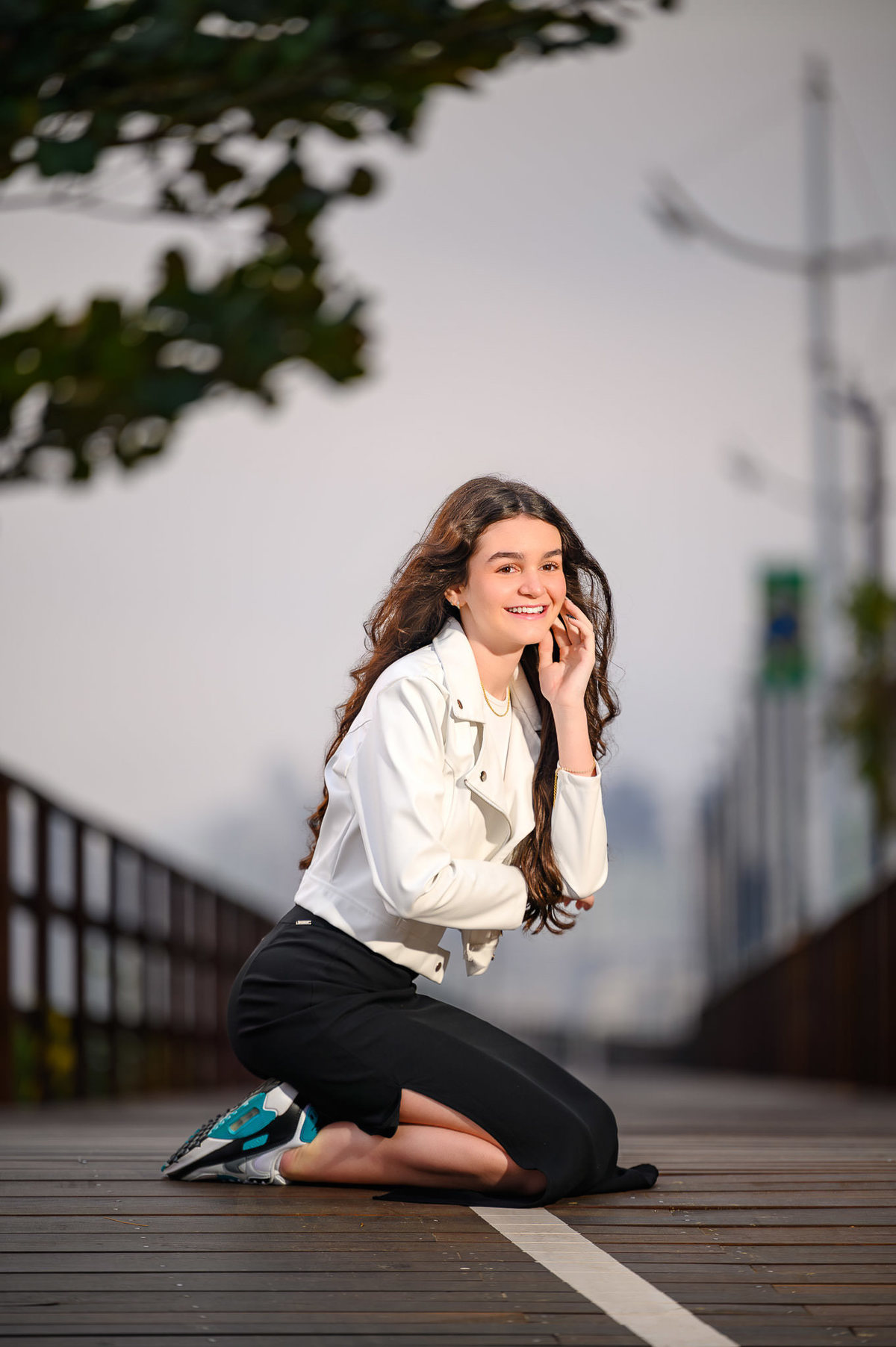 Foto de ensaio de 15 anos em Itapema SC com foco no rosto da debutante e fundo desfocado