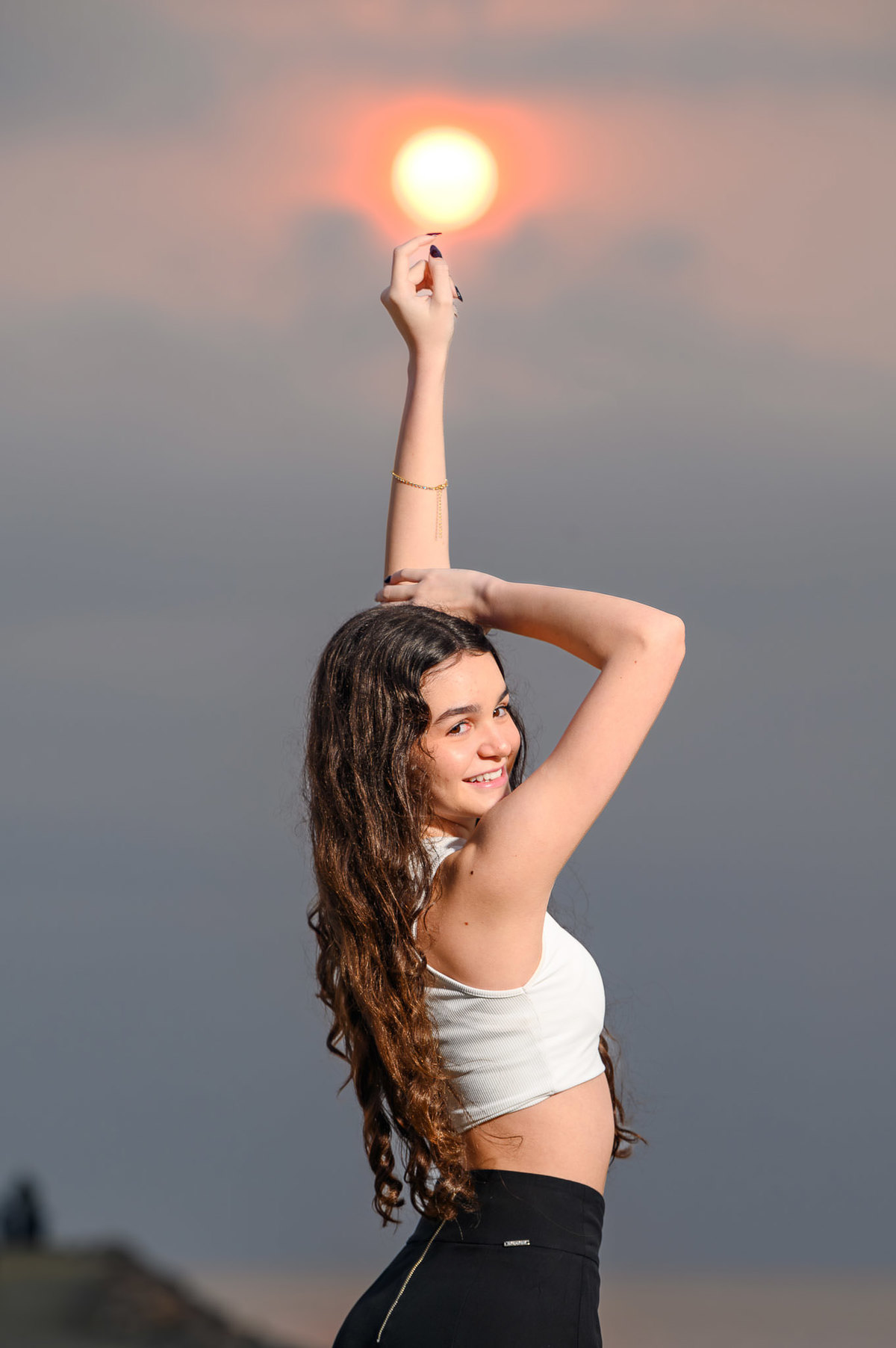 Retrato de ensaio de 15 anos em Itapema SC debutante e sol na mão