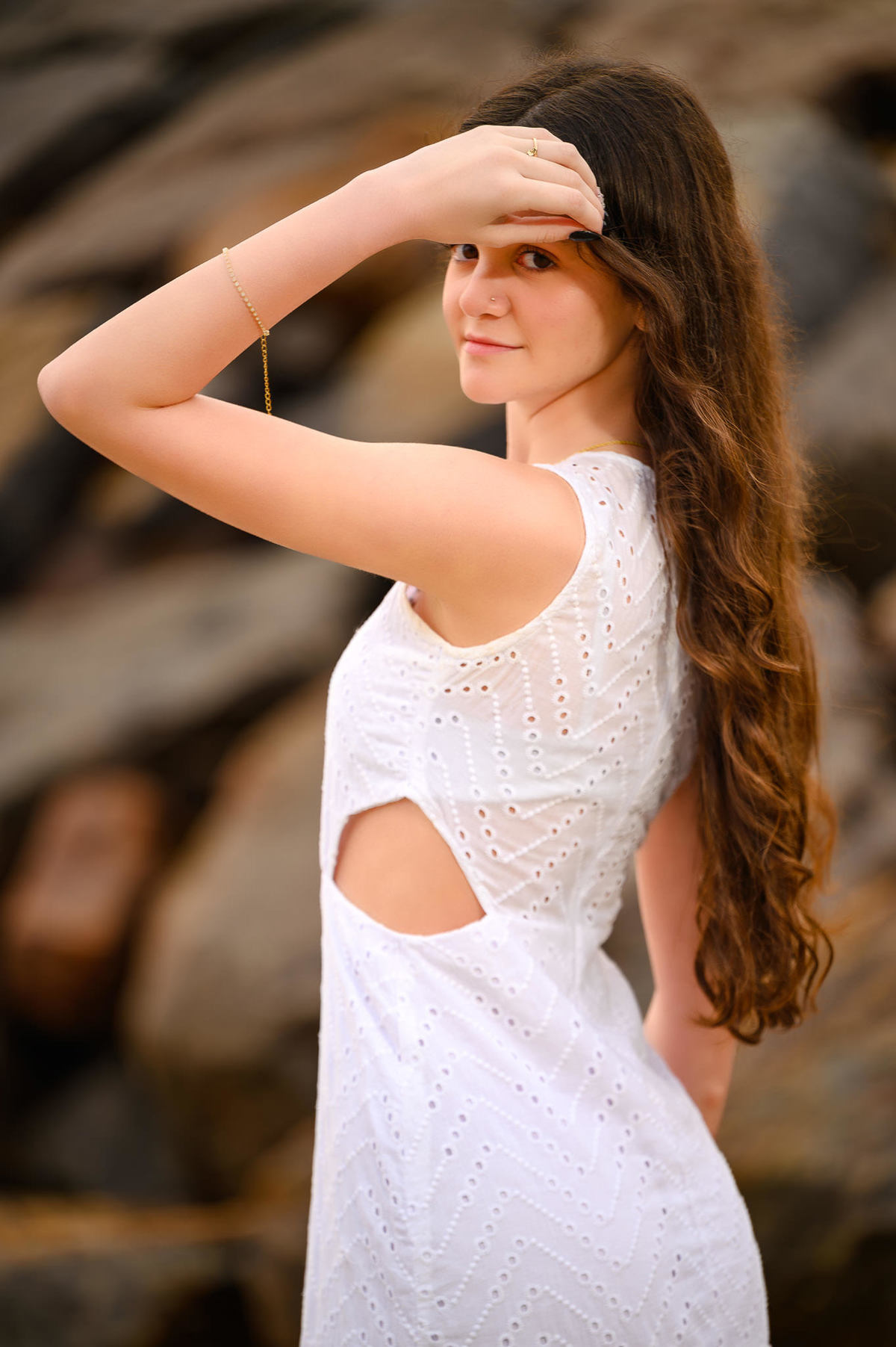 Ensaio de 15 anos em Itapema SC com debutante em pose casual no molhe da praia