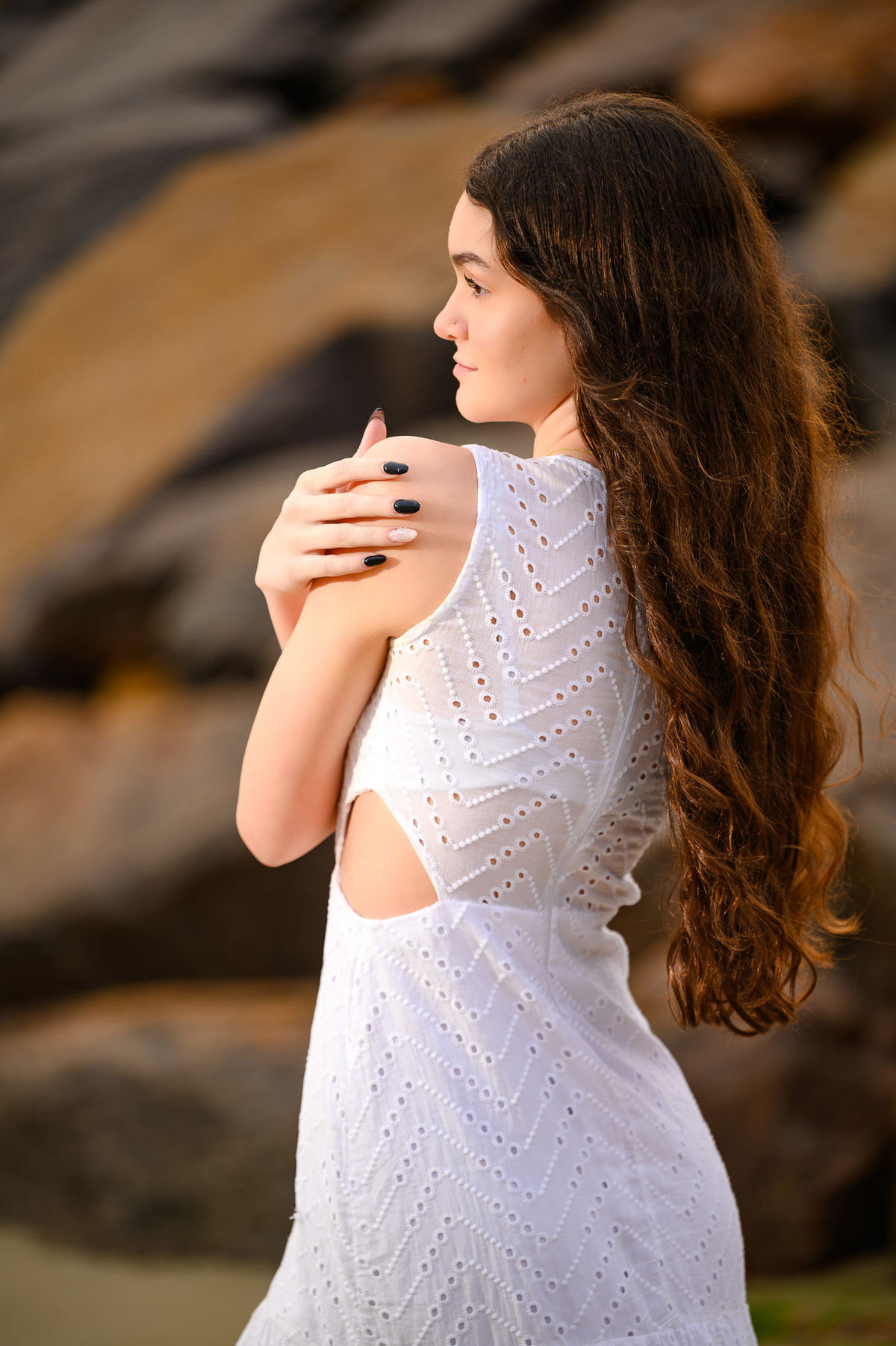 Fotografia de debutante em ensaio de 15 anos em Itapema SC com paisagem marítima ao fundo
