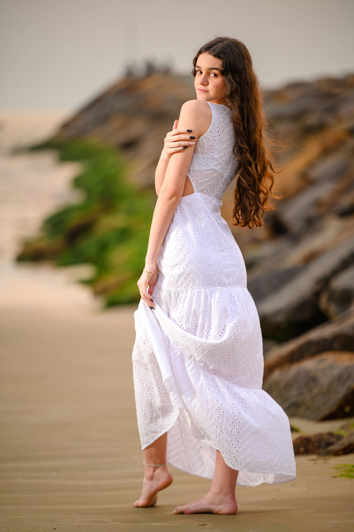 Fotografia de debutante em ensaio de 15 anos em Itapema SC com paisagem marítima ao fundo