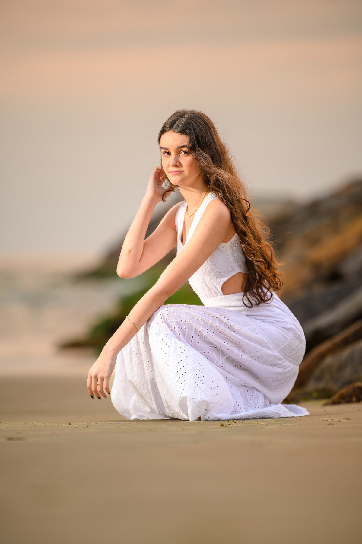 Fotografia de debutante em ensaio de 15 anos em Itapema SC com paisagem marítima ao fundo