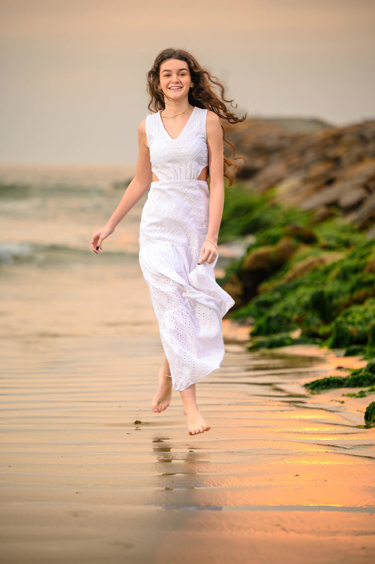 Fotografia de debutante em ensaio de 15 anos em Itapema SC com paisagem marítima ao fundo