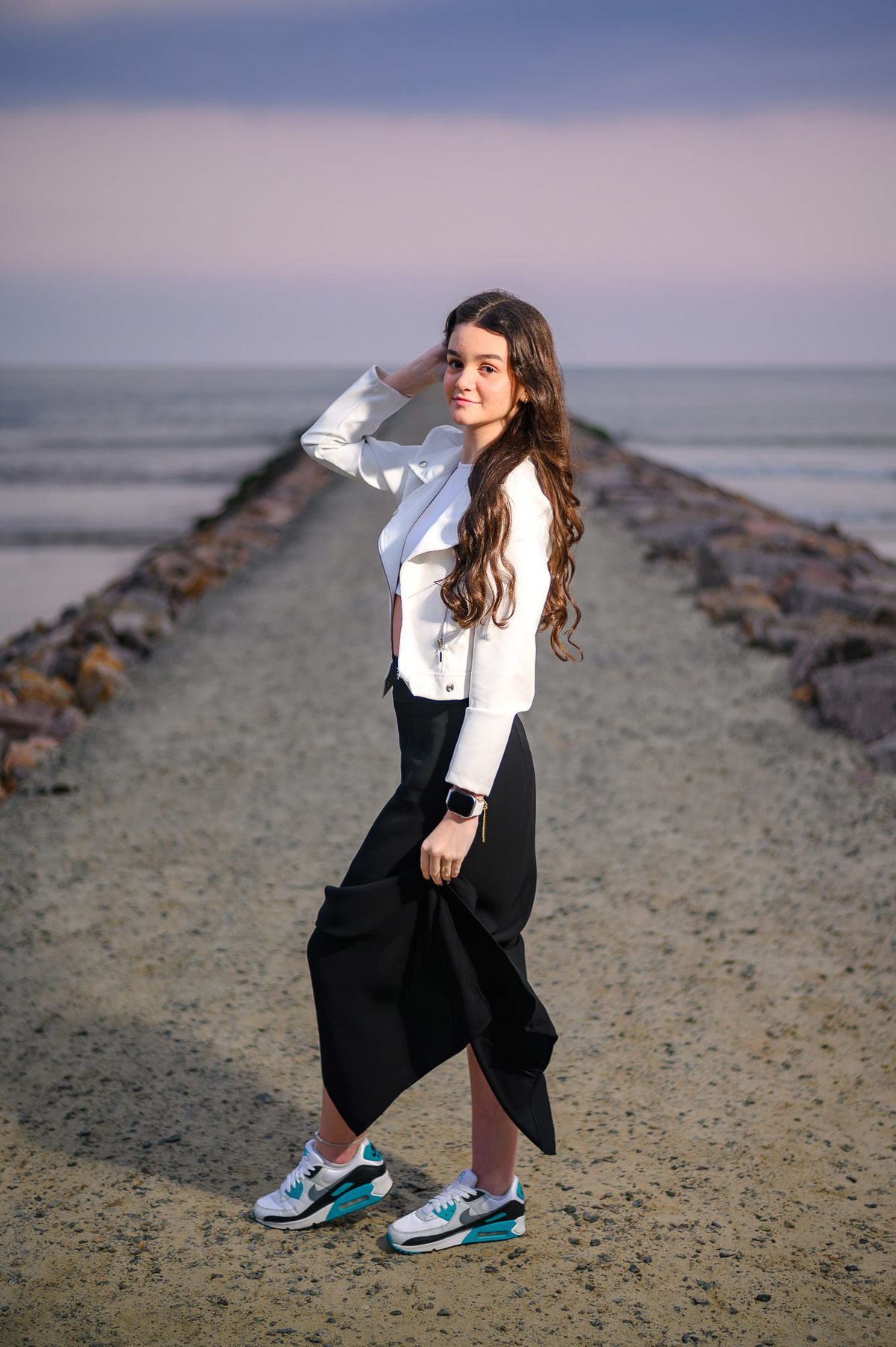 Ensaio debutante em Itapema SC no molhe da praia, fotografia de 15 anos com cenário marítimo