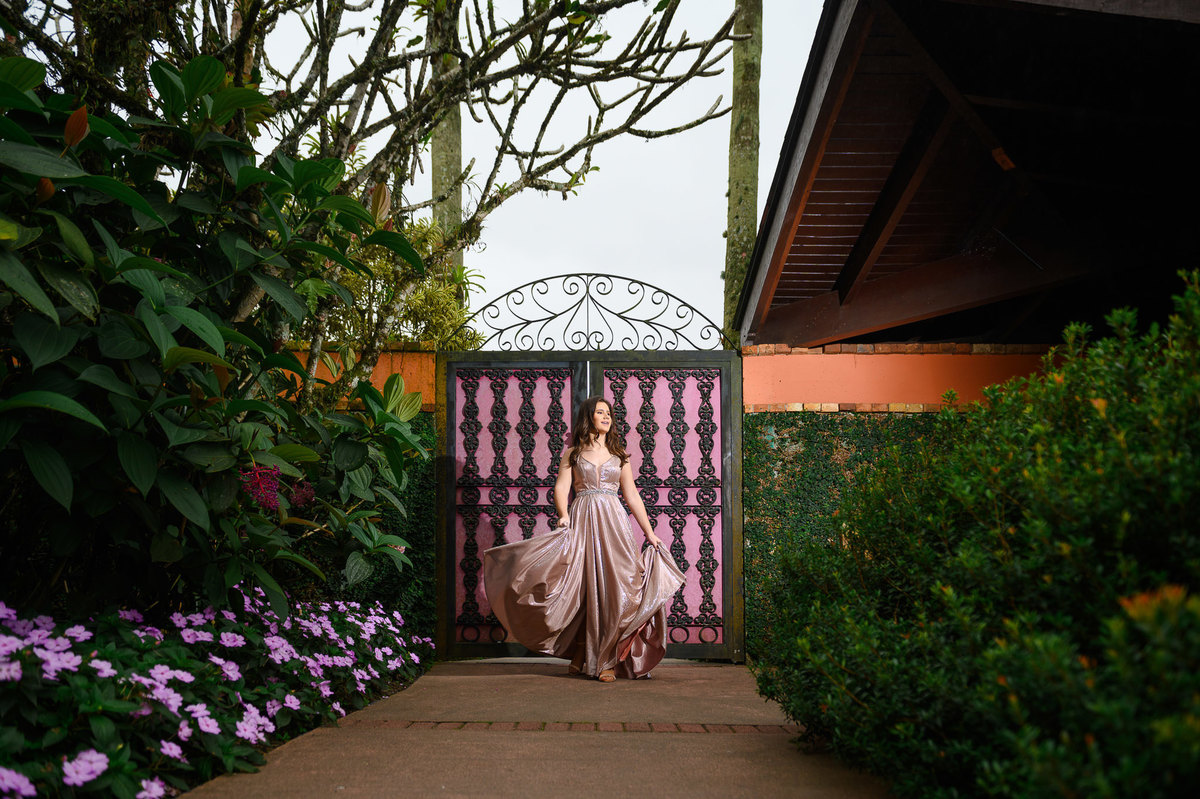 Fotografia de debutante em Joinville no Hemero com cenário de jardins e natureza