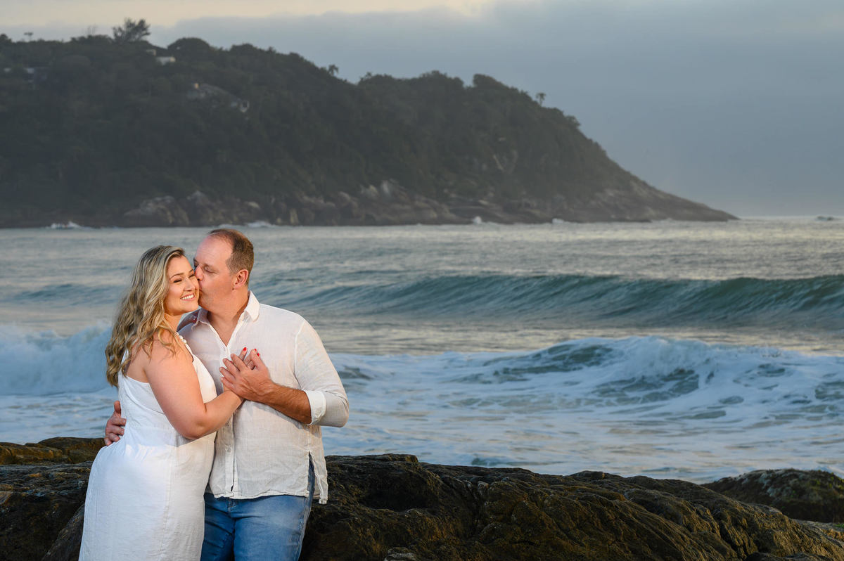 Casal abraçado em ensaio pré casamento na praia em Balneário Camboriú SC