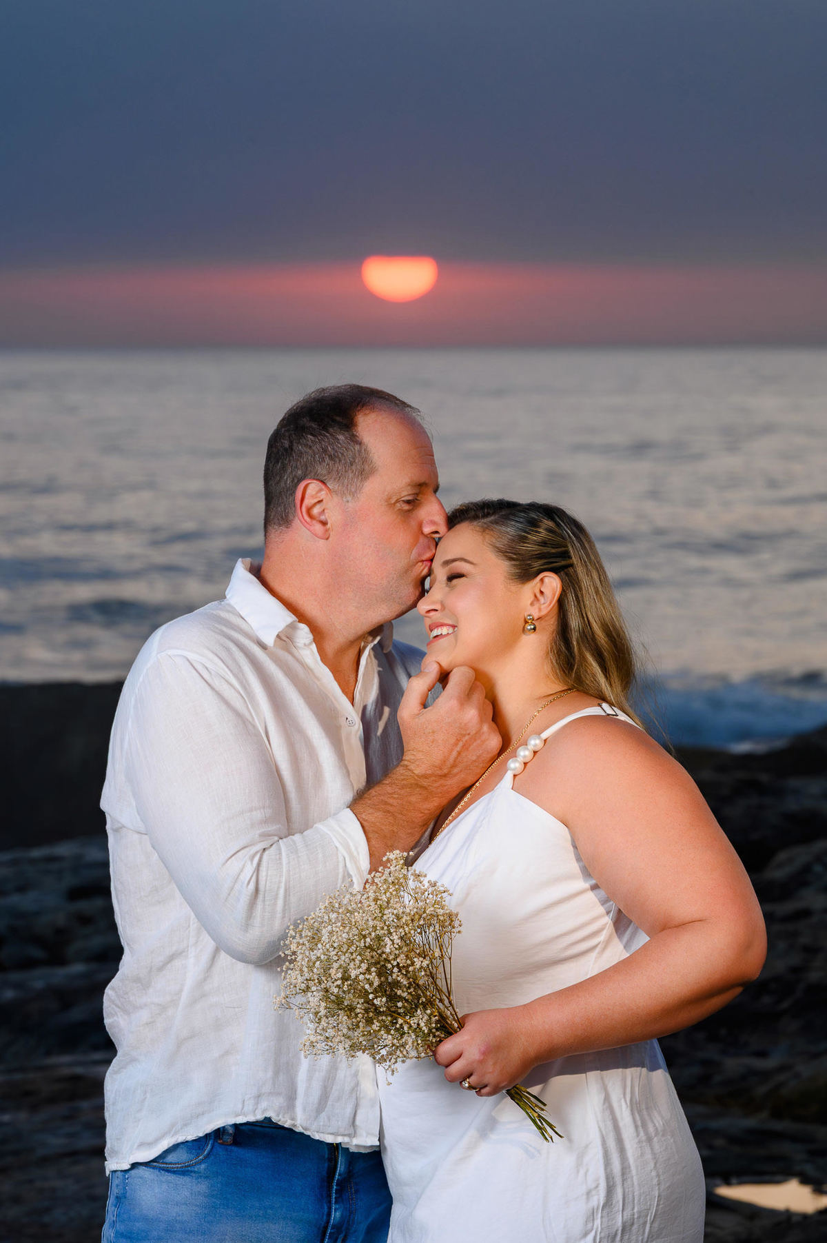 Ensaio pré casamento na praia em Balneário Camboriú com casal caminhando à beira-mar