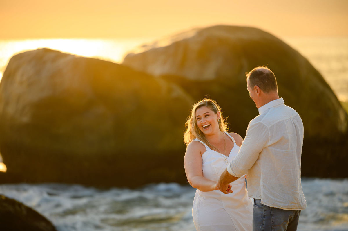 Ensaio de casal na praia de Taquarinhas em Balneário Camboriú com pedras e mar