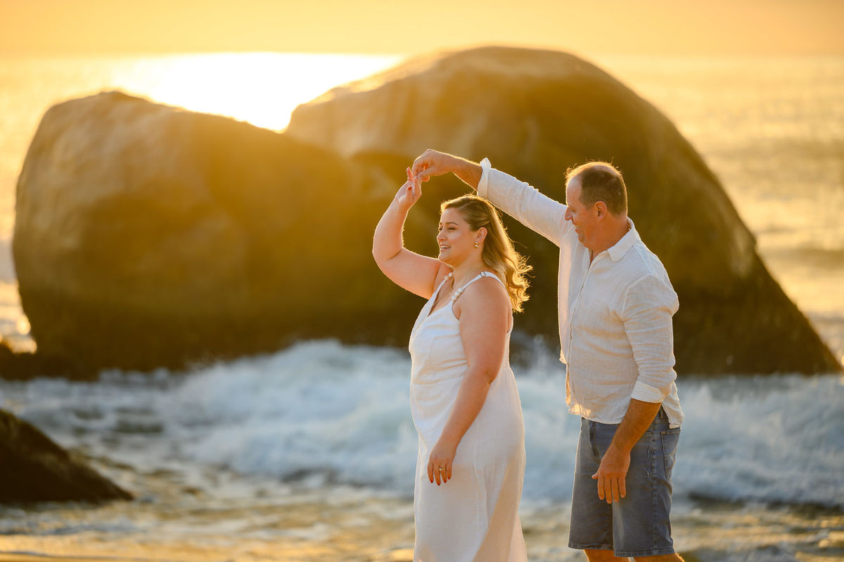 Ensaio de casal na praia de Taquarinhas em Balneário Camboriú com pedras e mar