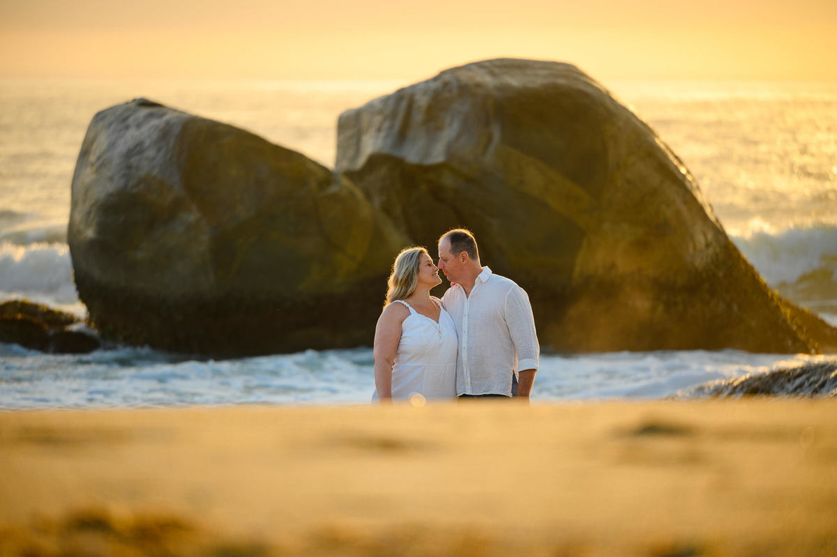 Ensaio pré wedding na Praia de Taquarinhas em Balneário Camboriú com luz suave