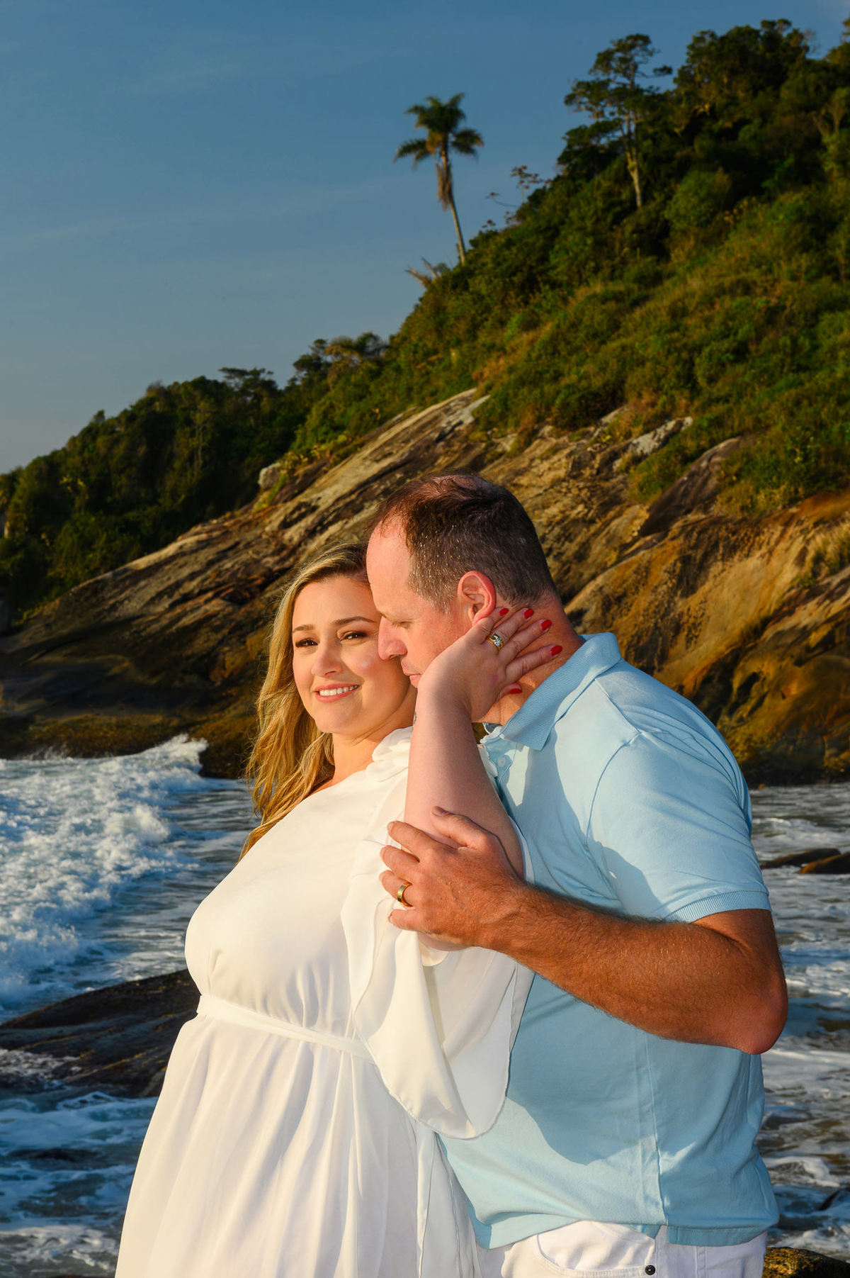 Ensaio pré wedding em Balneário Camboriú com casal sorrindo no litoral catarinense