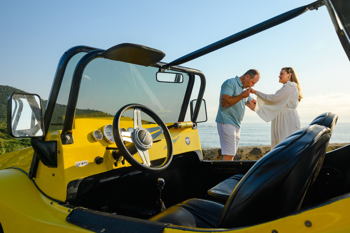Fotógrafo de pré wedding registrando casal em buggy no litoral de Balneário Camboriú