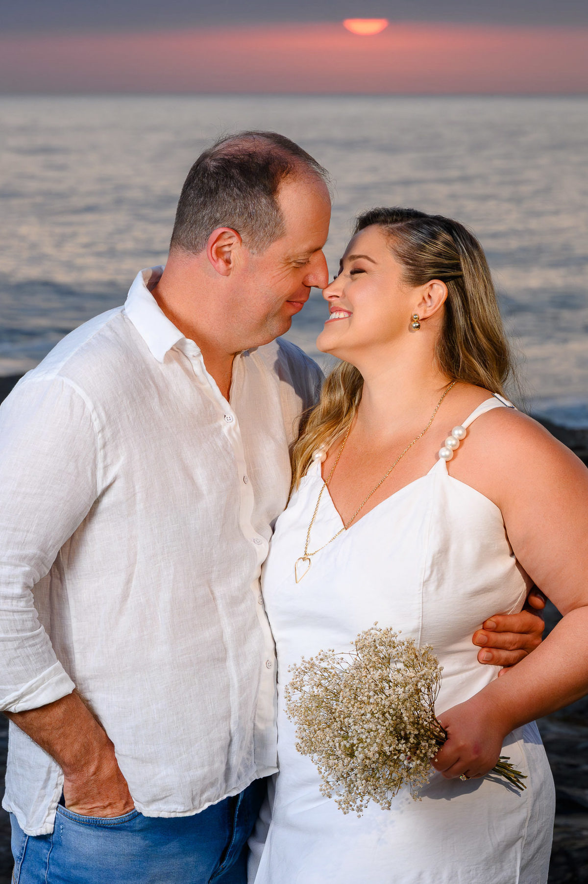 Fotógrafo de pré wedding em Santa Catarina registrando casal com o mar ao fundo