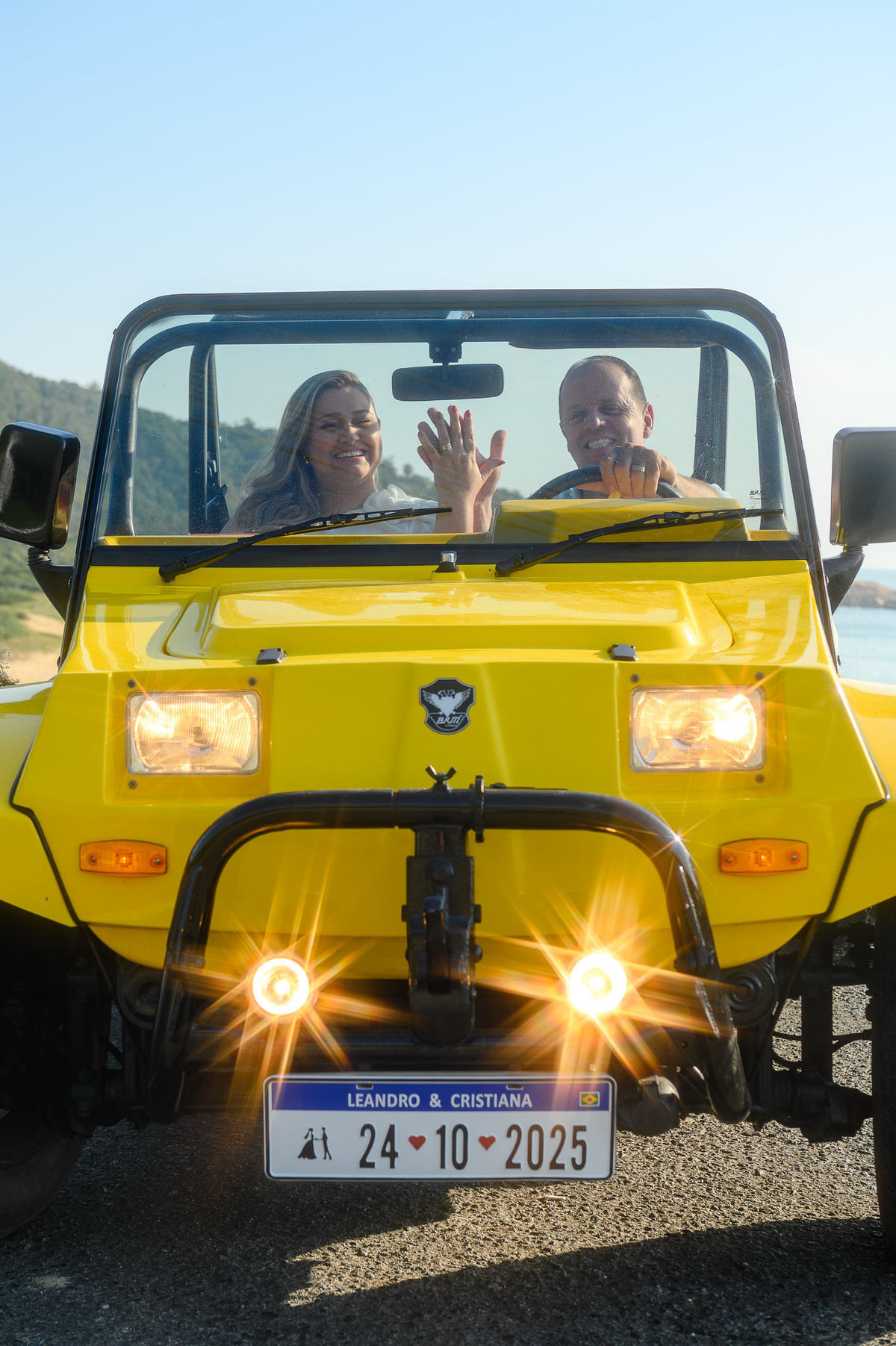 Casal sorrindo dentro do buggy durante ensaio pré wedding na praia