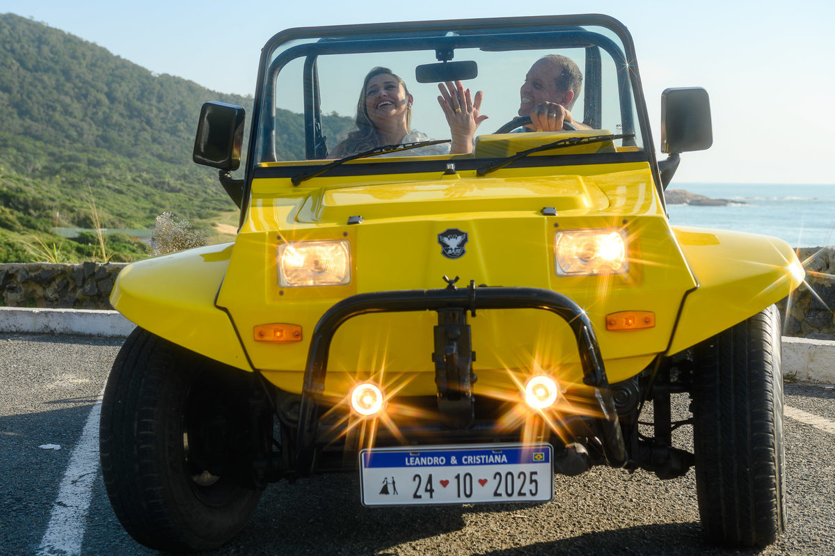 Casal posando com buggy em ensaio pré wedding no litoral catarinense