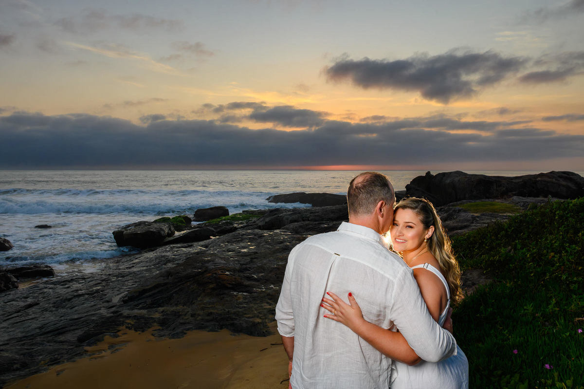Ensaio pré wedding na Praia de Taquarinhas com luz do amanhecer em Balneário Camboriú