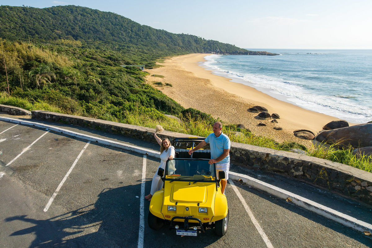 Ensaio pré casamento com buggy na Praia de Taquarinhas em Balneário Camboriú