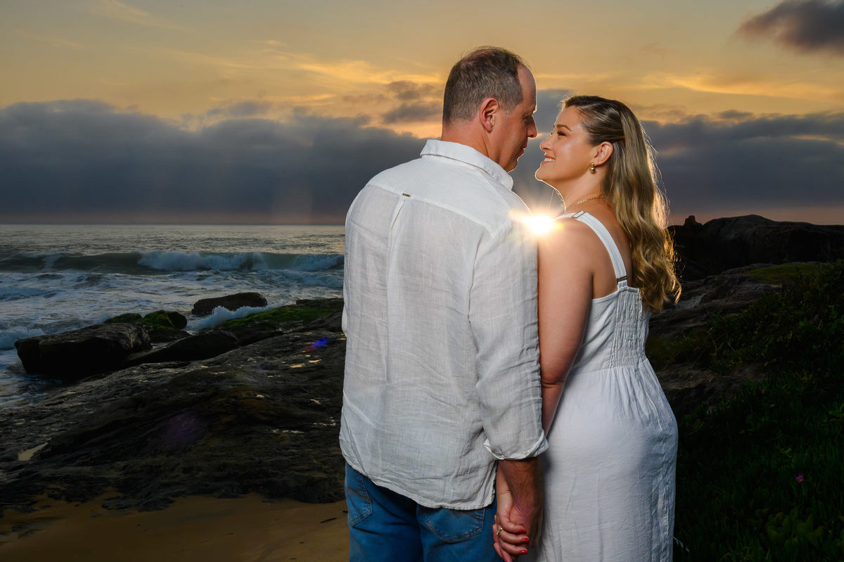 Ensaio pré wedding na Praia de Taquarinhas com luz do amanhecer em Balneário Camboriú