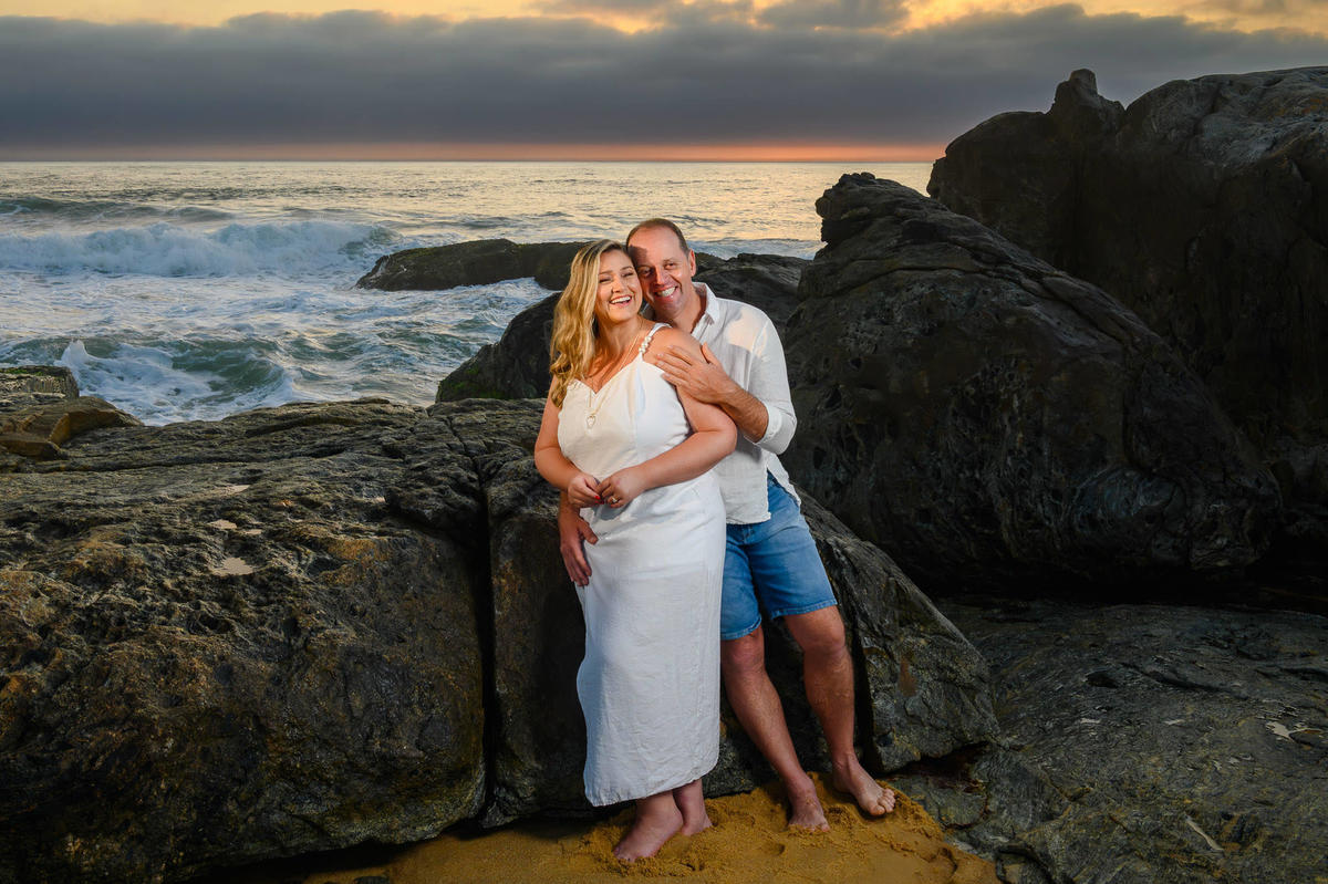 Ensaio pré wedding na Praia de Taquarinhas com luz do amanhecer em Balneário Camboriú