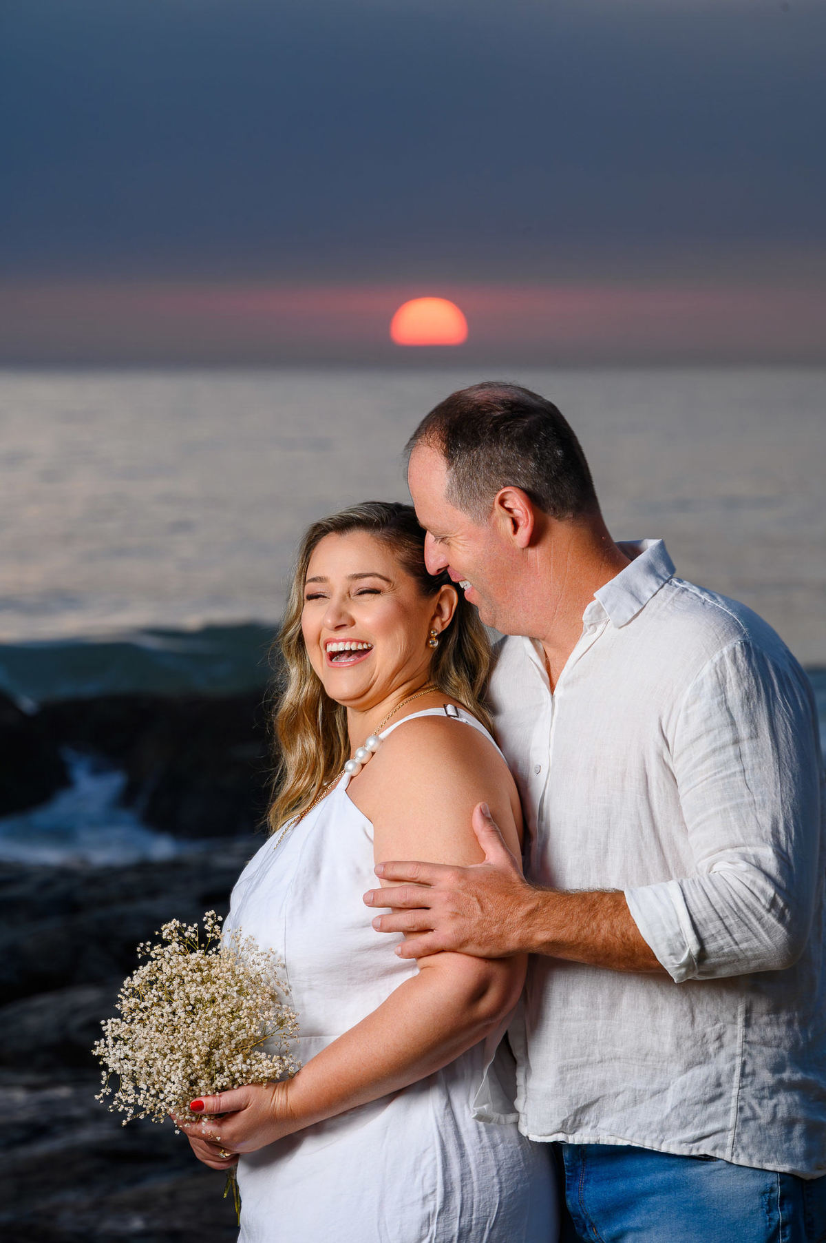 Casal Cristiana e Leandro em ensaio pré wedding na Praia de Taquarinhas em Balneário Camboriú ao amanhecer