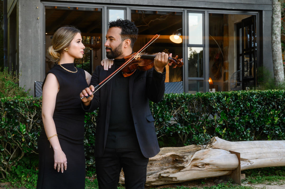 Madally e Stefley em ensaio com violino na Casa Maciço em Florianópolis