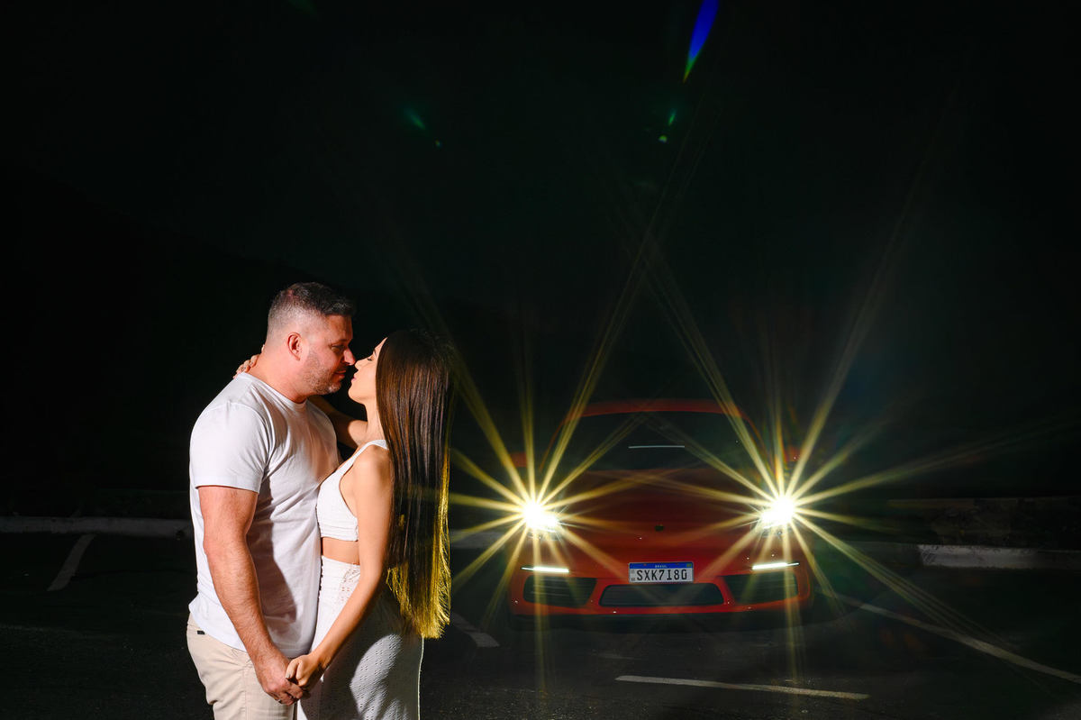 Ensaio pré-wedding na Praia de Taquarinhas em Balneário Camboriú com carro esportivo ao amanhecer