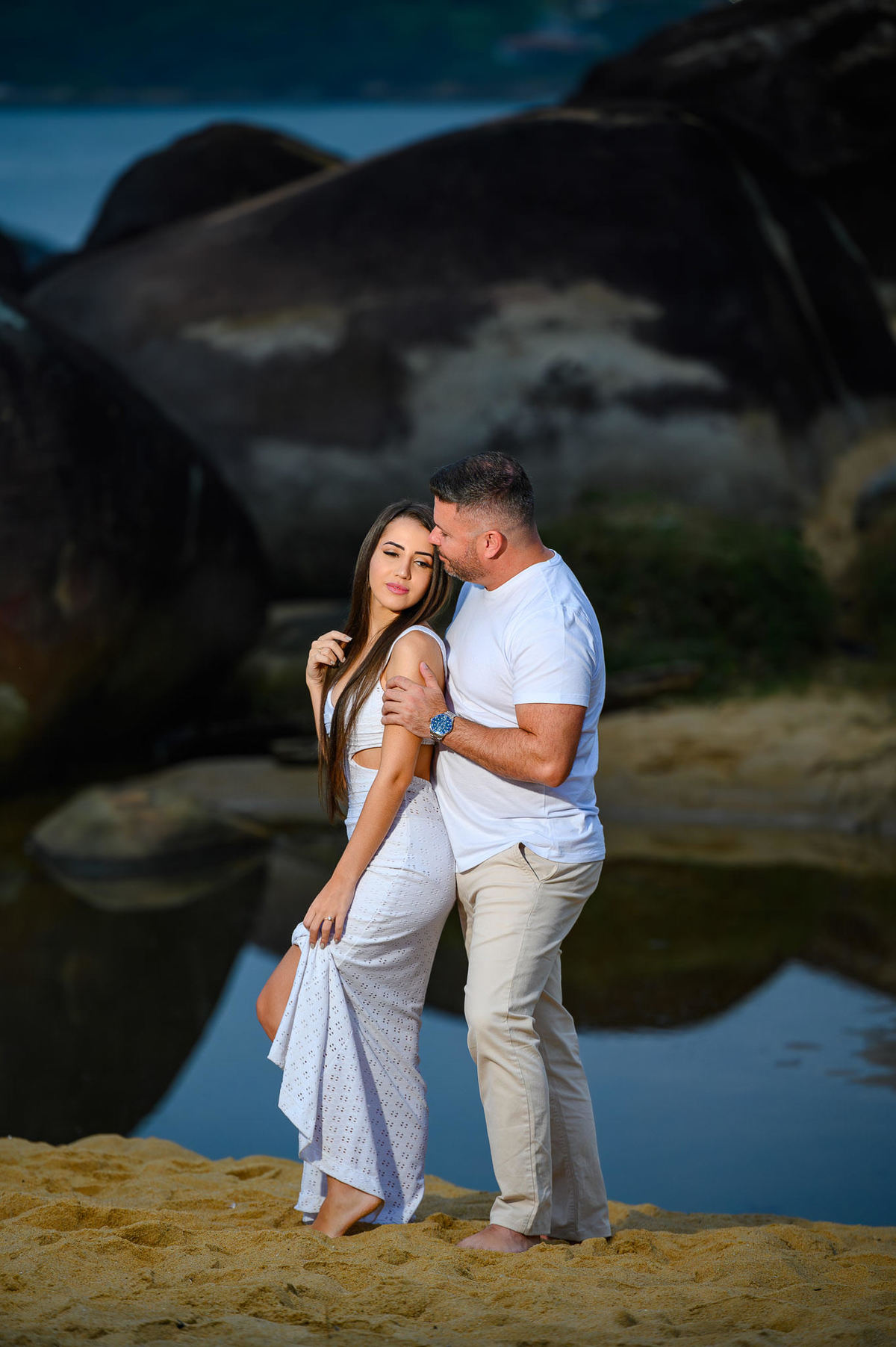 Casal durante ensaio pré-wedding na Praia de Taquarinhas ao amanhecer em Santa Catarina