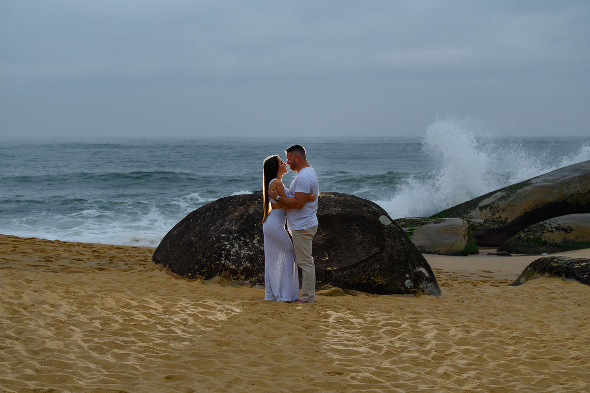 Ensaio pré-wedding na praia em dia nublado em Balneário Camboriú