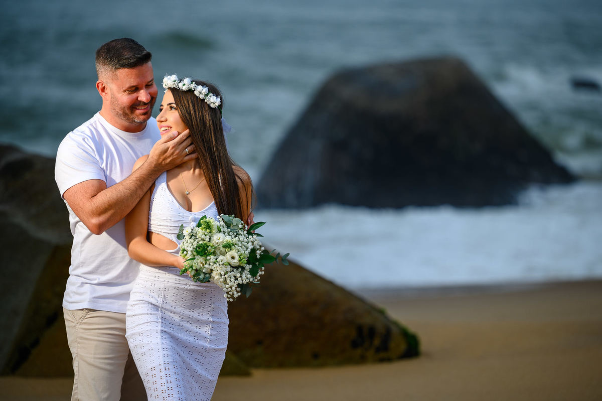 Ensaio pré-wedding na praia em dia nublado em Balneário Camboriú