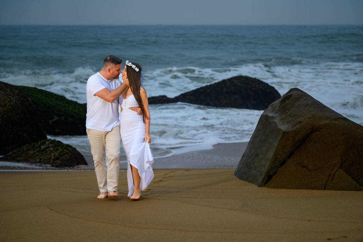 Ensaio pré-wedding na praia em dia nublado em Balneário Camboriú