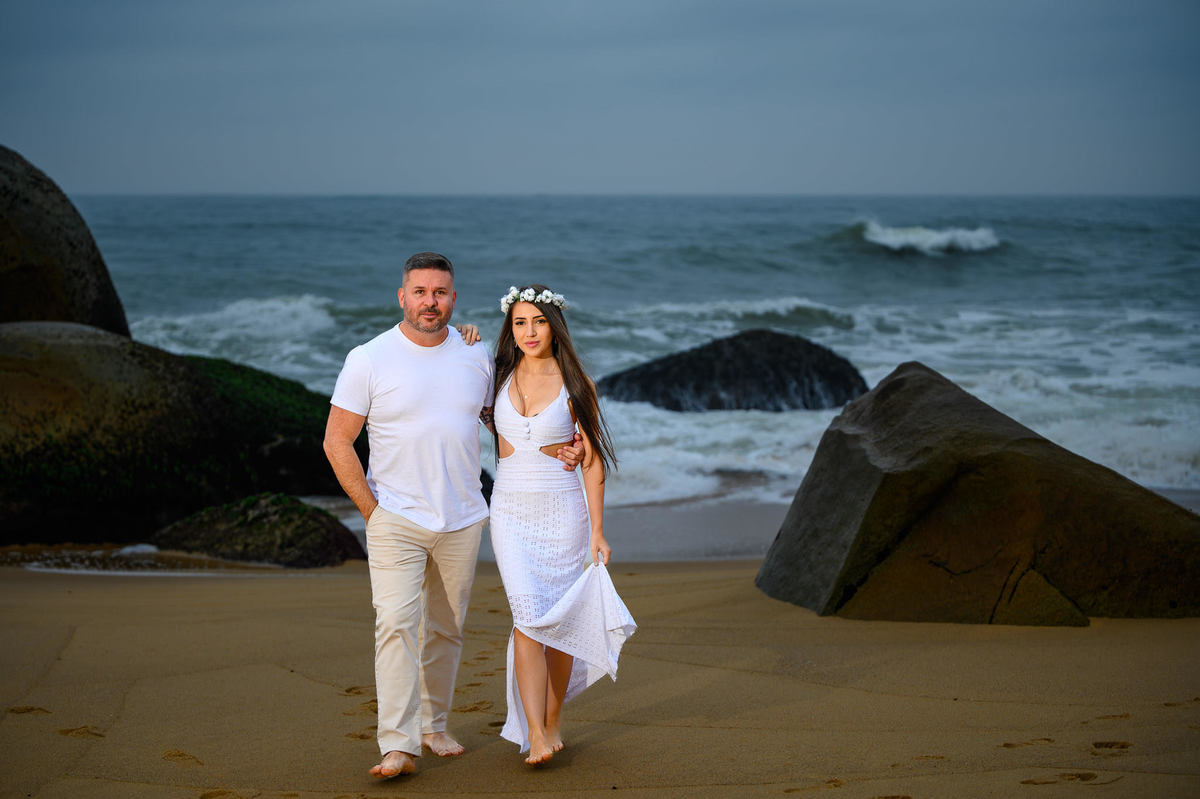 Ensaio pré-wedding na praia em dia nublado em Balneário Camboriú