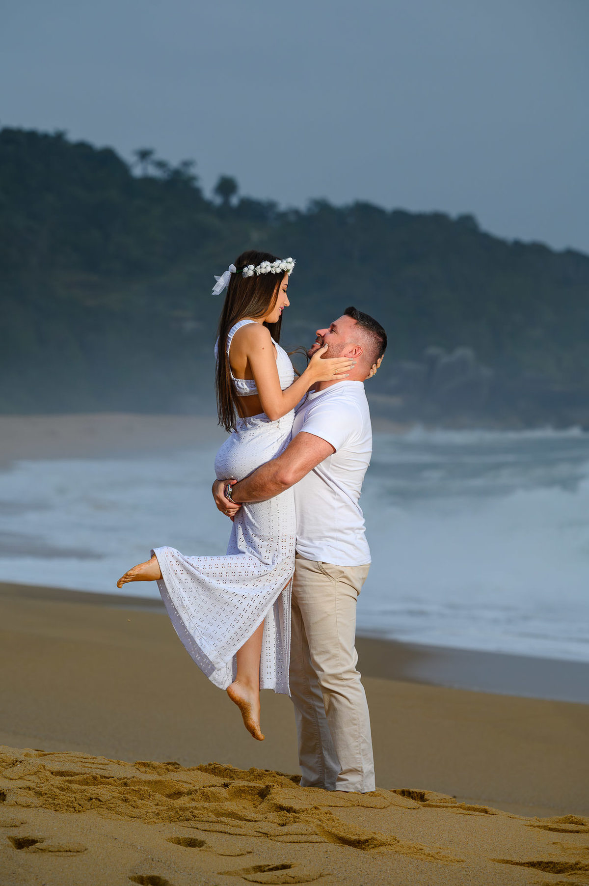 Ensaio pré-wedding na praia em dia nublado em Balneário Camboriú