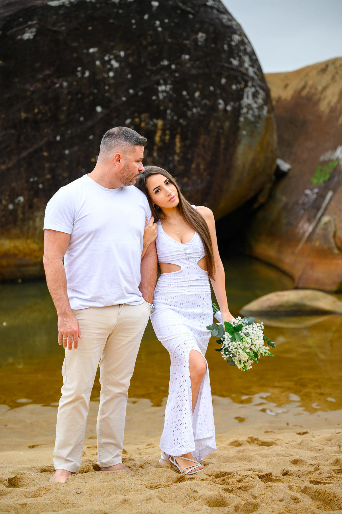 Casal em ensaio pré-casamento na praia de Taquarinhas em Balneário Camboriú Santa Catarina