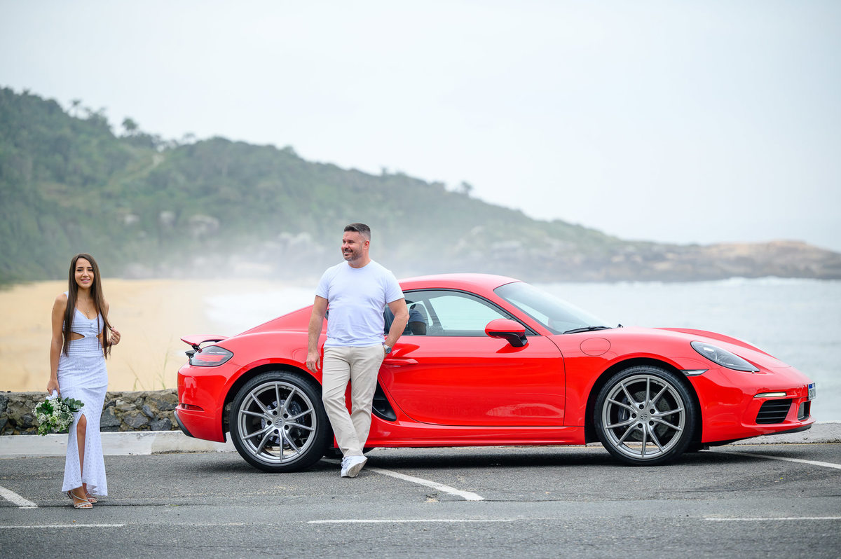 Ensaio pré-wedding na Praia de Taquarinhas em Balneário Camboriú com carro esportivo ao amanhecer