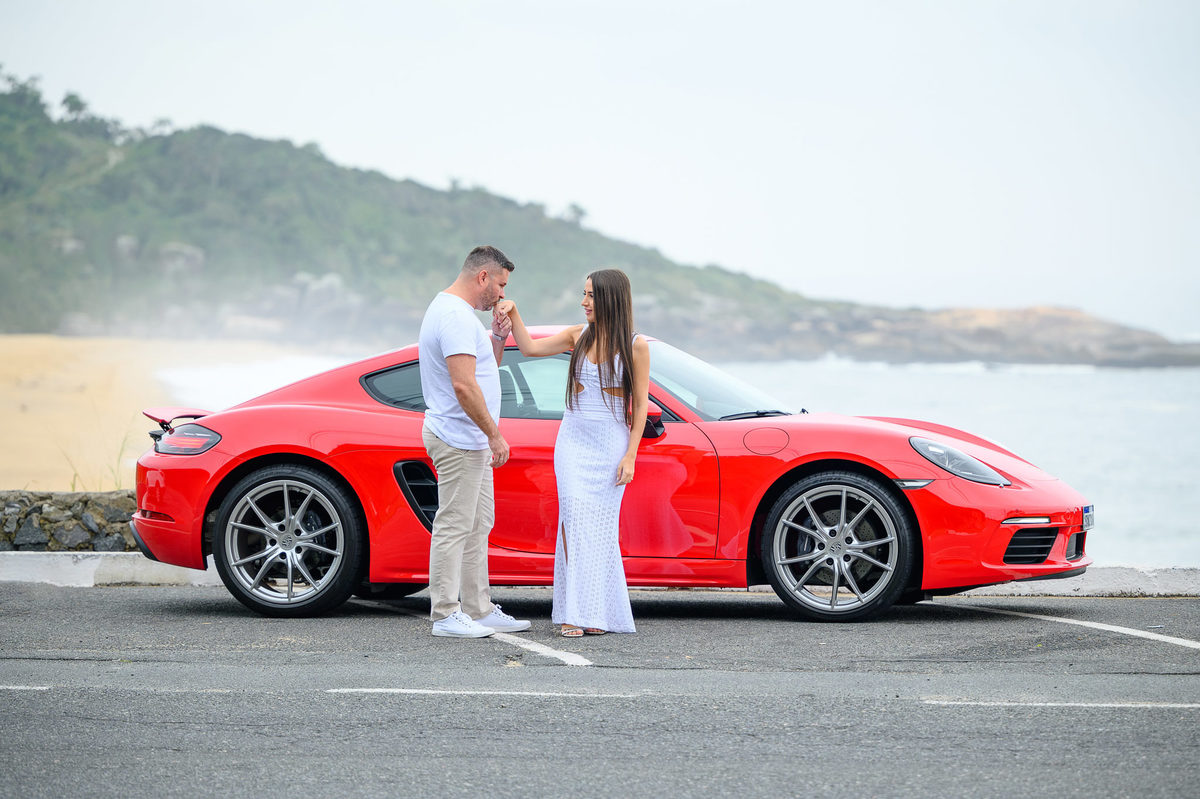 Ensaio pré-wedding na Praia de Taquarinhas em Balneário Camboriú com carro esportivo ao amanhecer